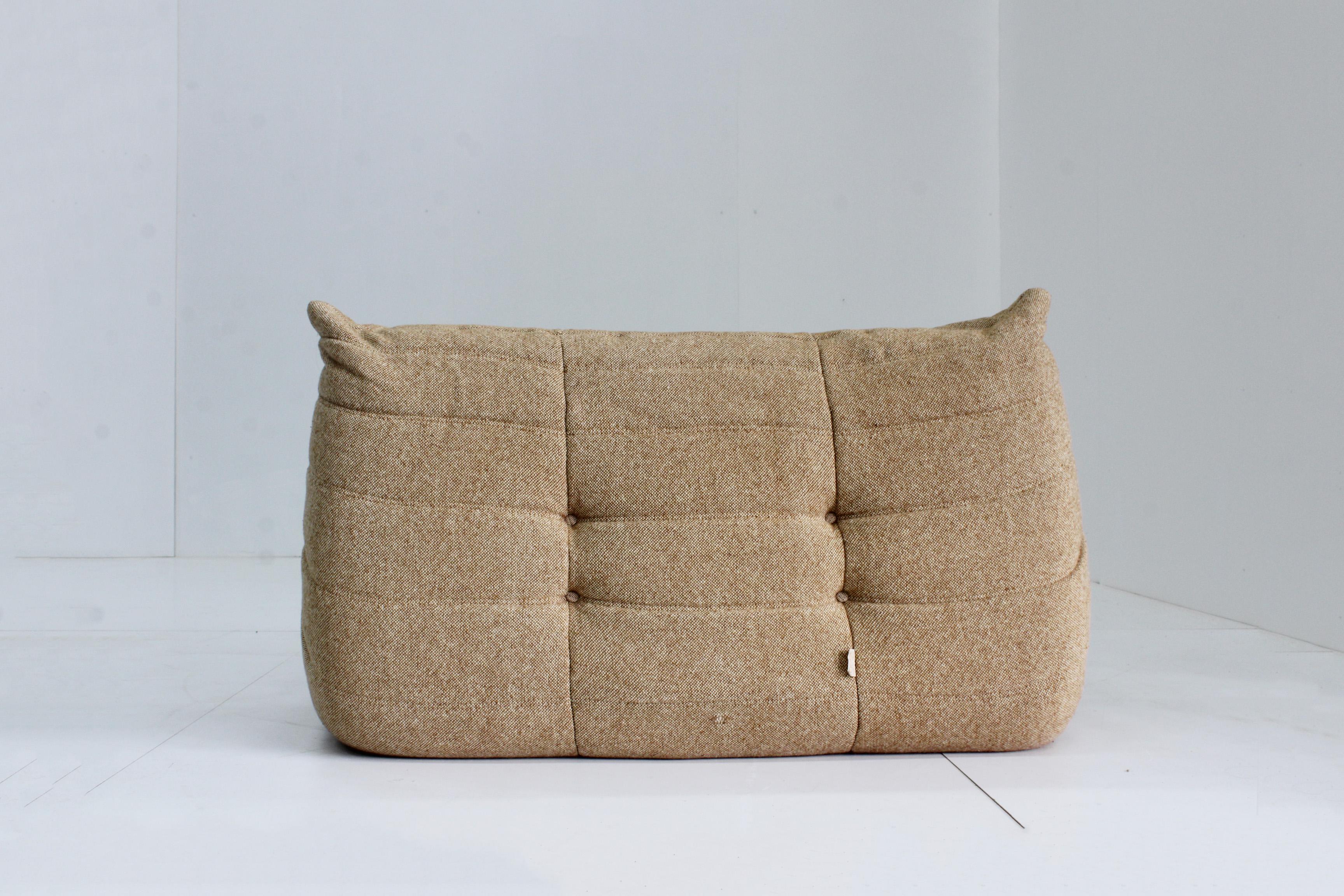 Vintage early edition togo in a beautiful linen and cotton fabric. Beautiful high quality fabric and textures in sand/ beige linen and cotton blend. The fabric as well as the sofa are in a very good condition.

The fabric has been professionally