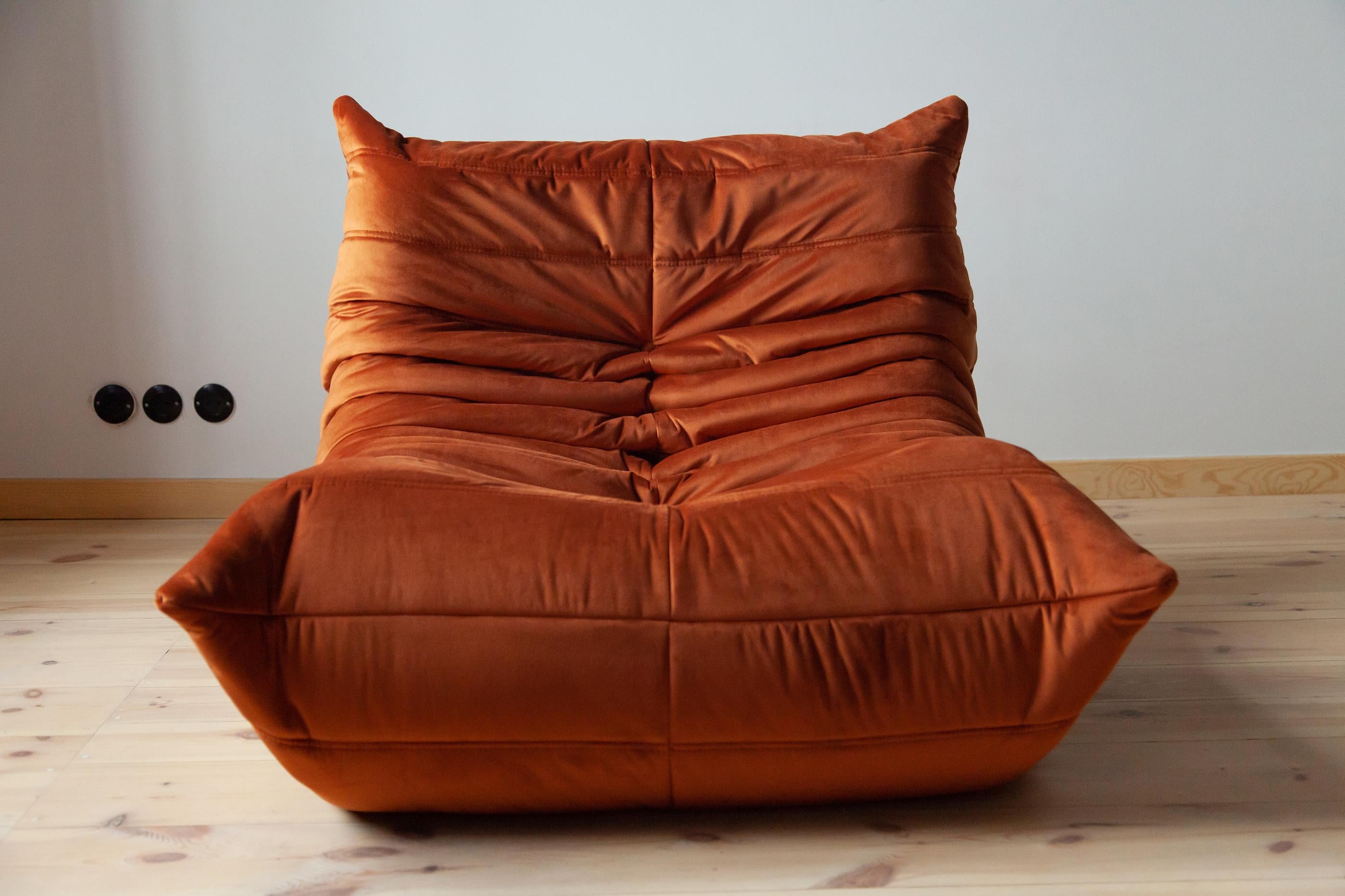 Togo Longue Chair in Amber Velvet by Michel Ducaroy, Ligne Roset For Sale 4