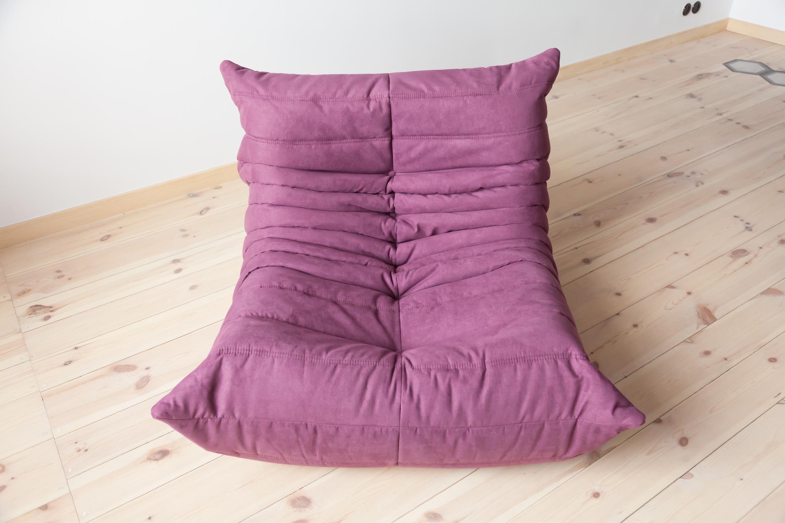 Cette chaise Togo longue a été conçue par Michel Ducaroy en 1973 et a été fabriquée par Ligne Roset en France. Elle a été retapissée en microfibre aubergine/pourpre (87 x 102 x 70 cm). Il porte le logo Ligne Roset original et le fond Ligne Roset