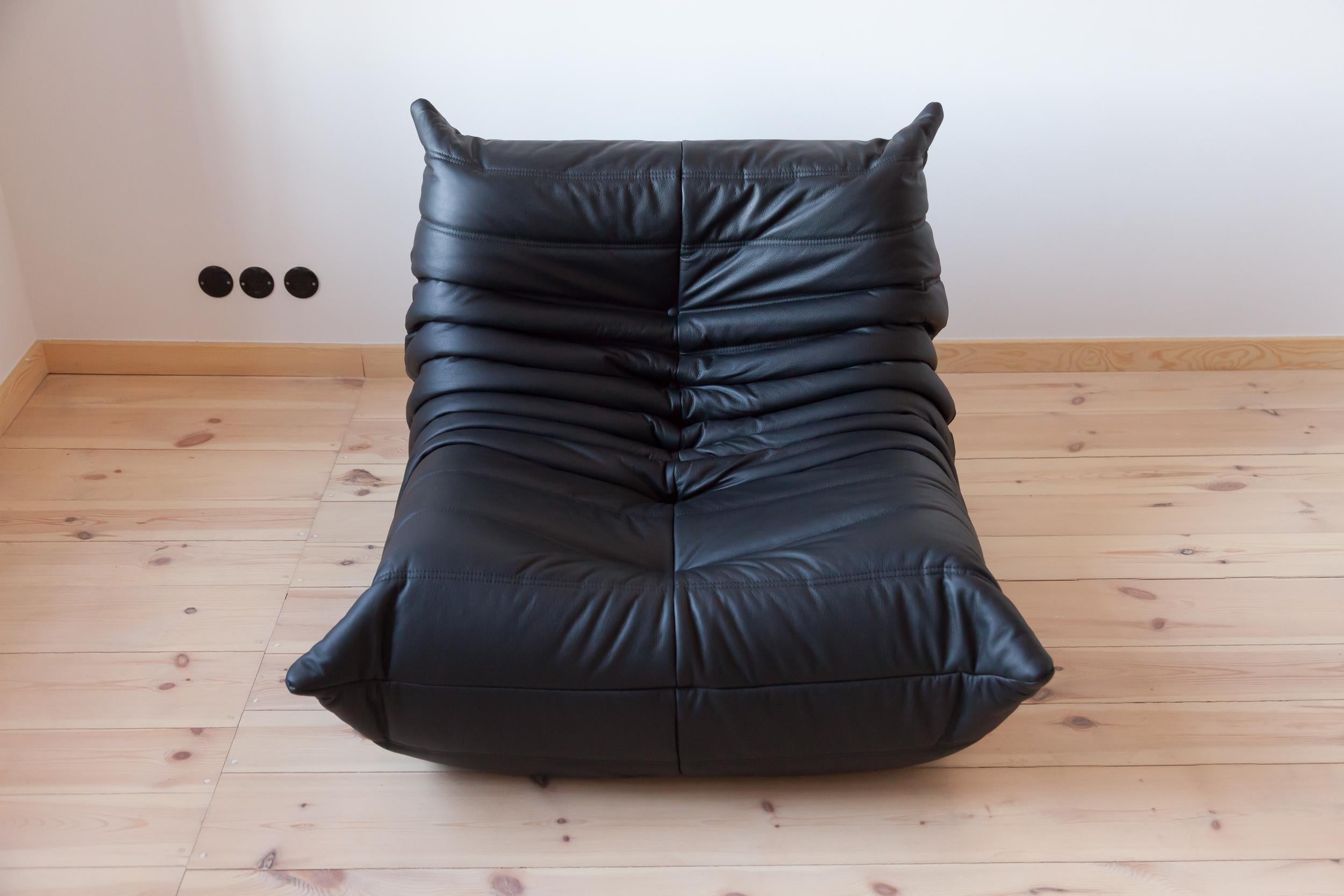 This Togo longue chair was designed by Michel Ducaroy in 1973 and was manufactured by Ligne Roset in France. It has been reupholstered in new black leather (87 x 102 x 70 cm). It has the original Ligne Roset logo and genuine Ligne Roset bottom.
 