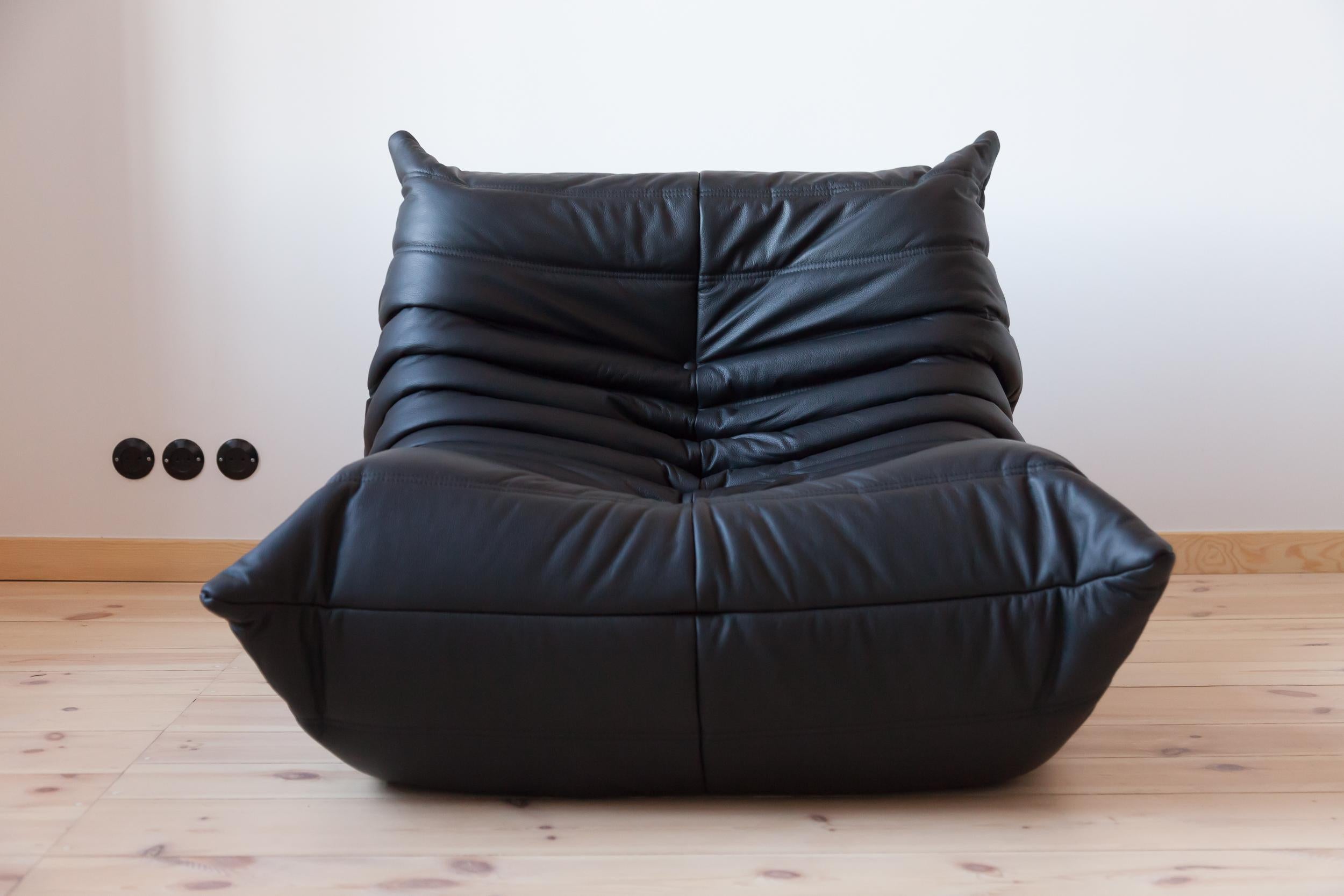 Mid-Century Modern Togo Longue Chair in Black Leather by Michel Ducaroy, Ligne Roset For Sale
