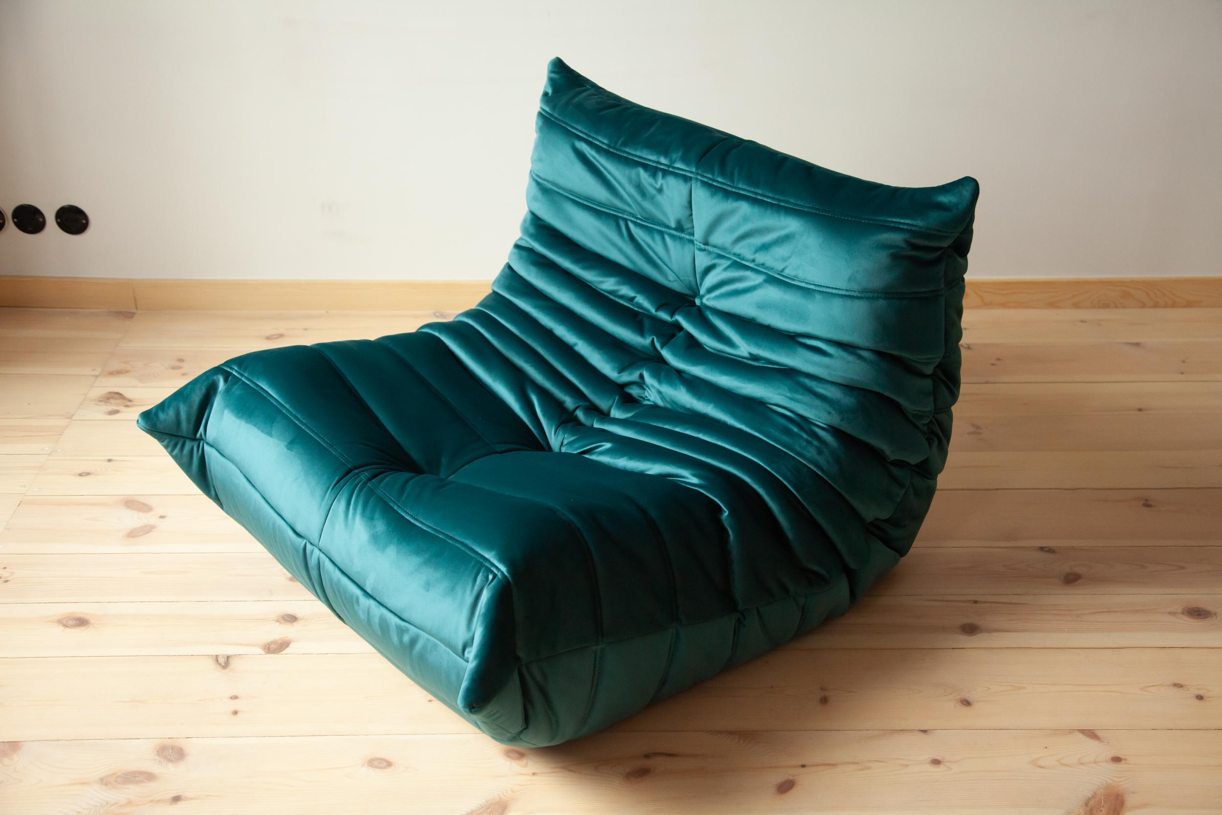 This Togo longue chair was designed by Michel Ducaroy in 1973 and was manufactured by Ligne Roset in France. It has been reupholstered in new blue-green velvet (70 x 87 x 102 cm). It has the original Ligne Roset logo and genuine Ligne Roset bottom.
