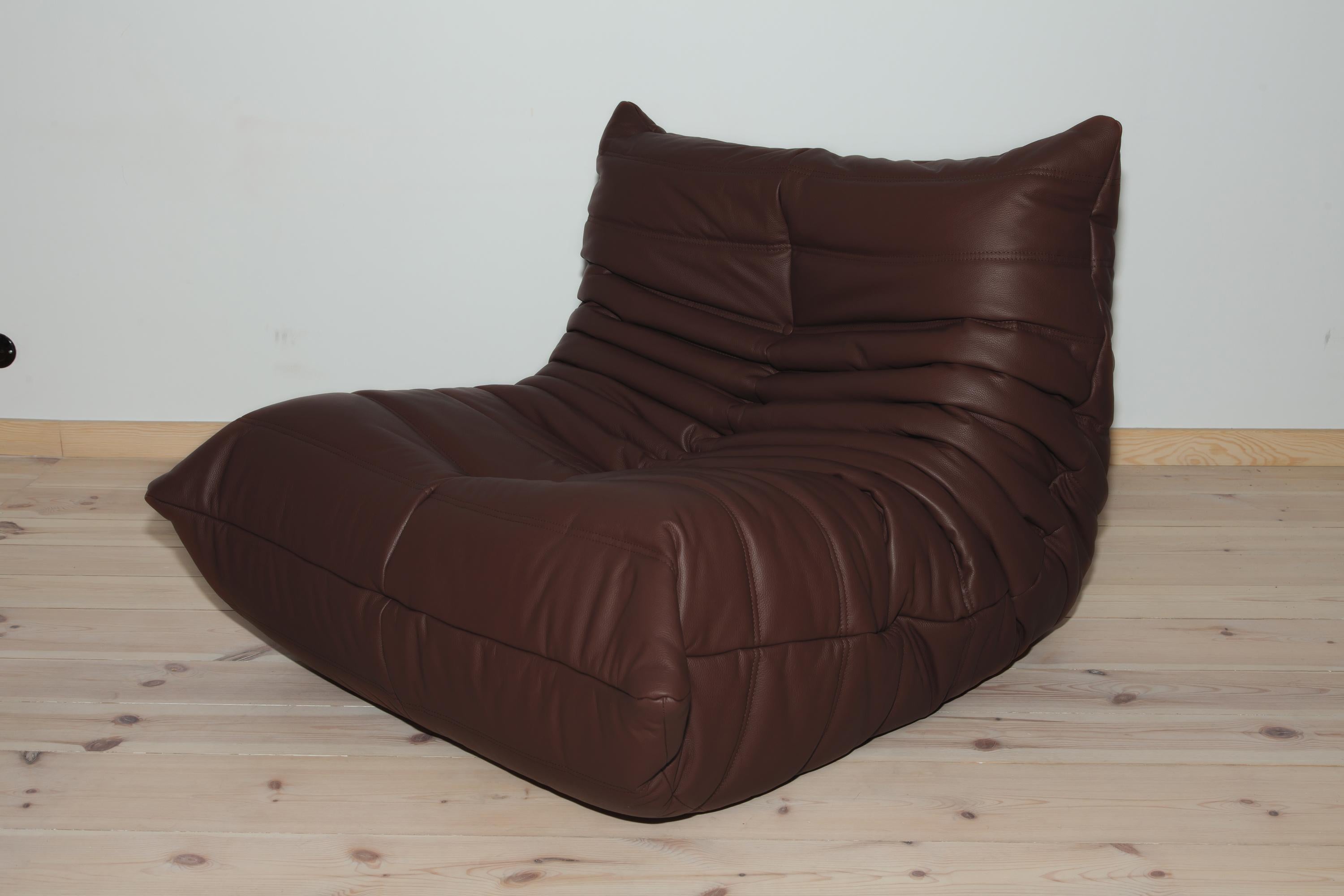 This Togo longue chair was designed by Michel Ducaroy in 1973 and was manufactured by Ligne Roset in France. It has been reupholstered in new brown madras 10016 leather (87 x 102 x 70 cm). It has the original Ligne Roset logo and genuine Ligne Roset