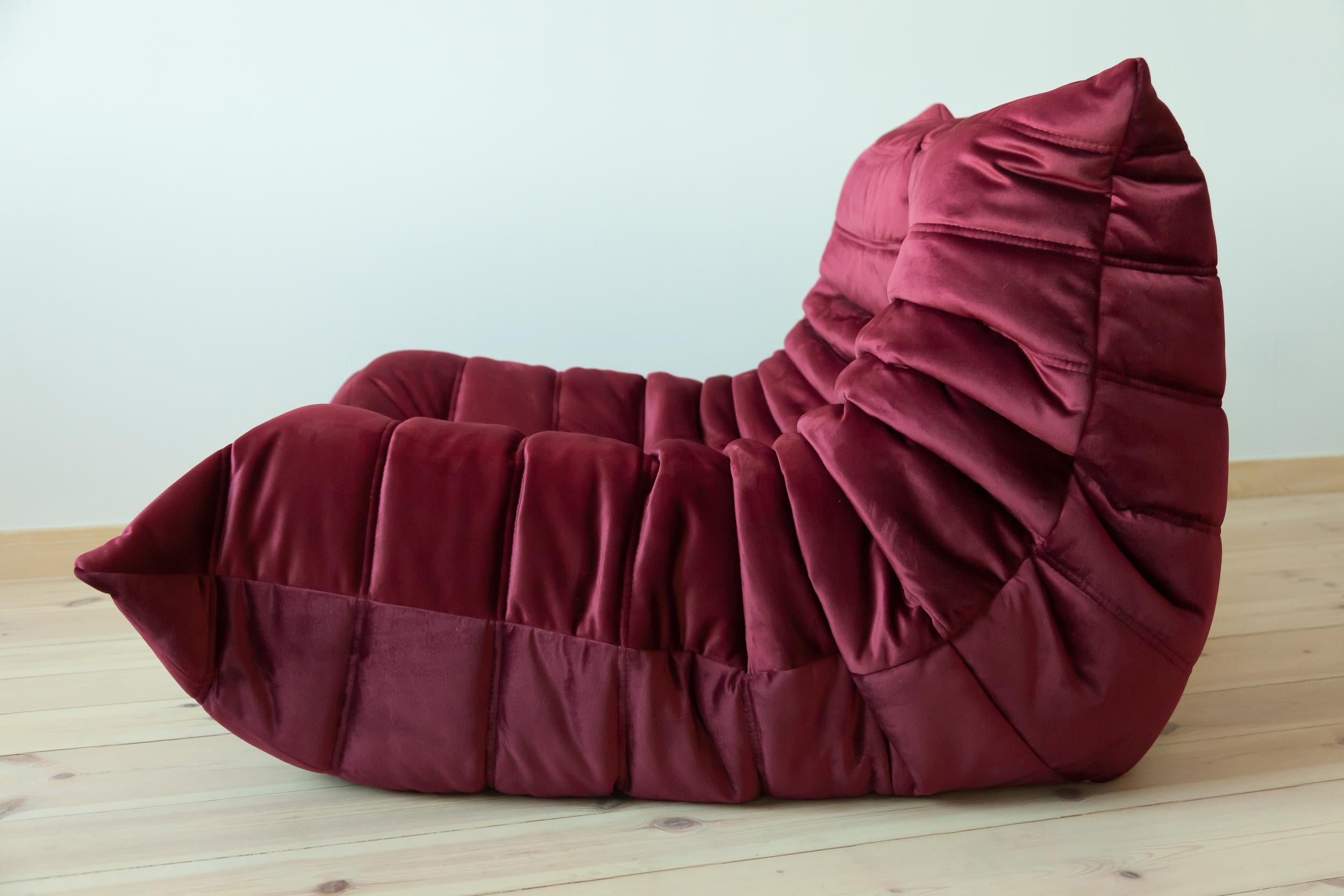 Mid-Century Modern Togo Longue Chair in Burgundy Velvet by Michel Ducaroy, Ligne Roset For Sale