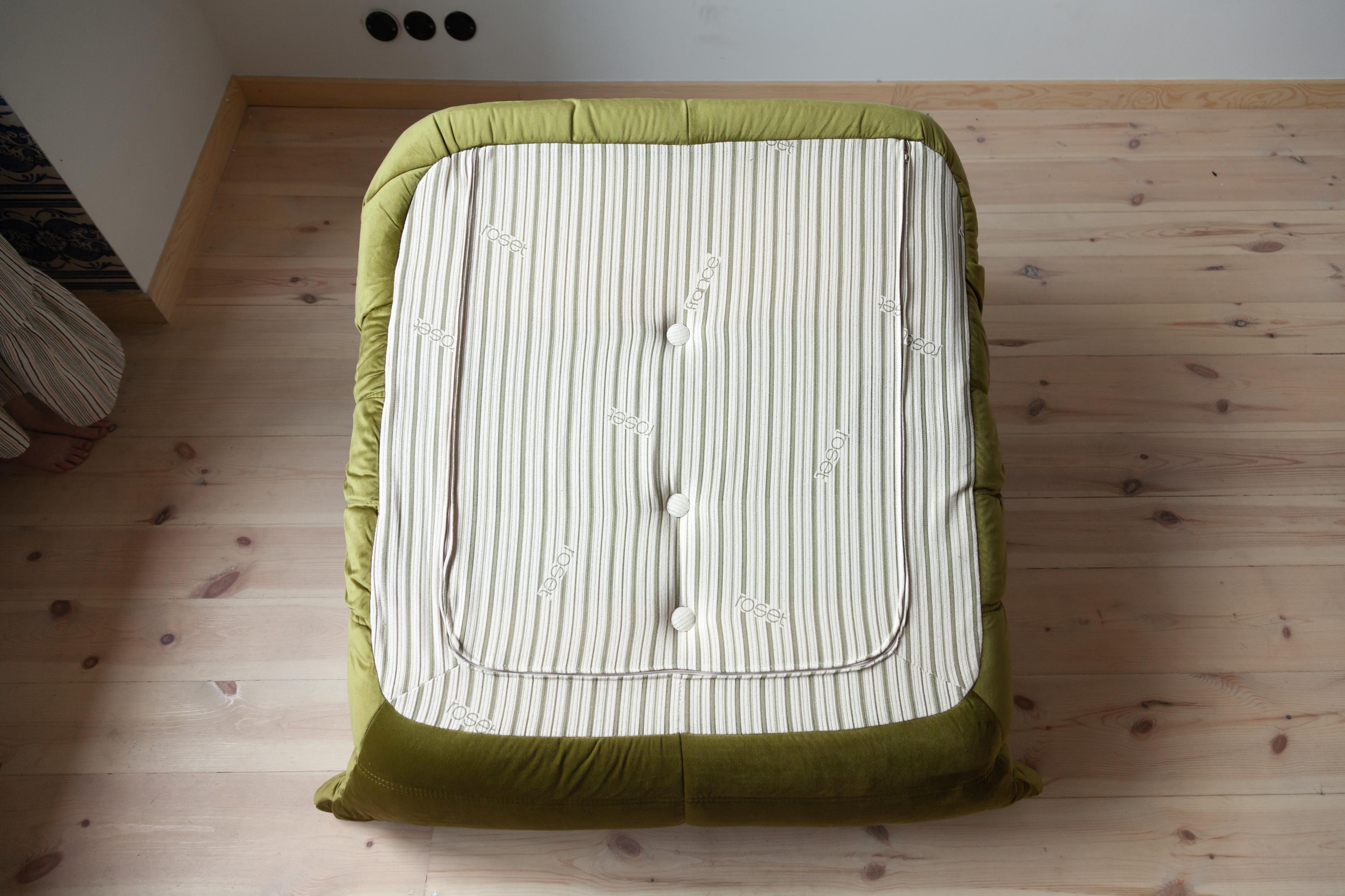 Togo Longue Chair in Green Velvet by Michel Ducaroy, Ligne Roset For Sale 9