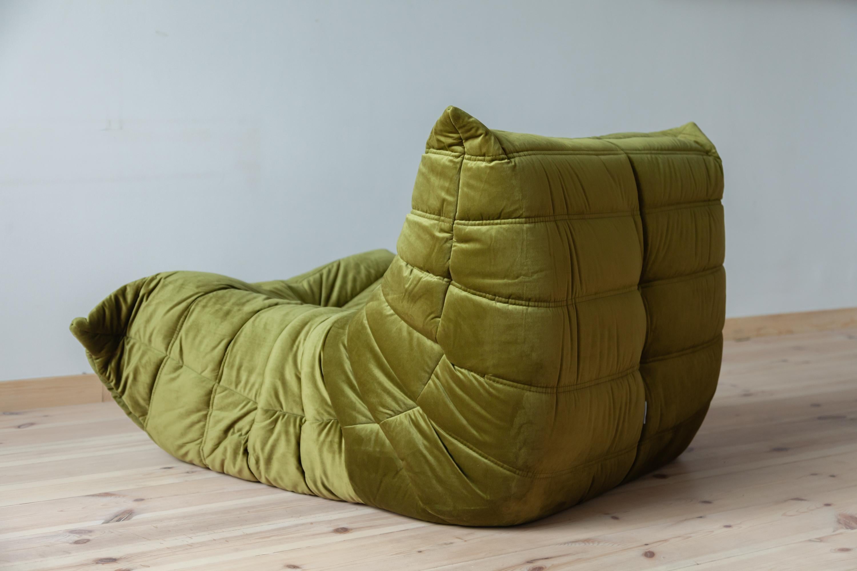 Togo Longue Chair in Green Velvet by Michel Ducaroy, Ligne Roset In Excellent Condition For Sale In Berlin, DE