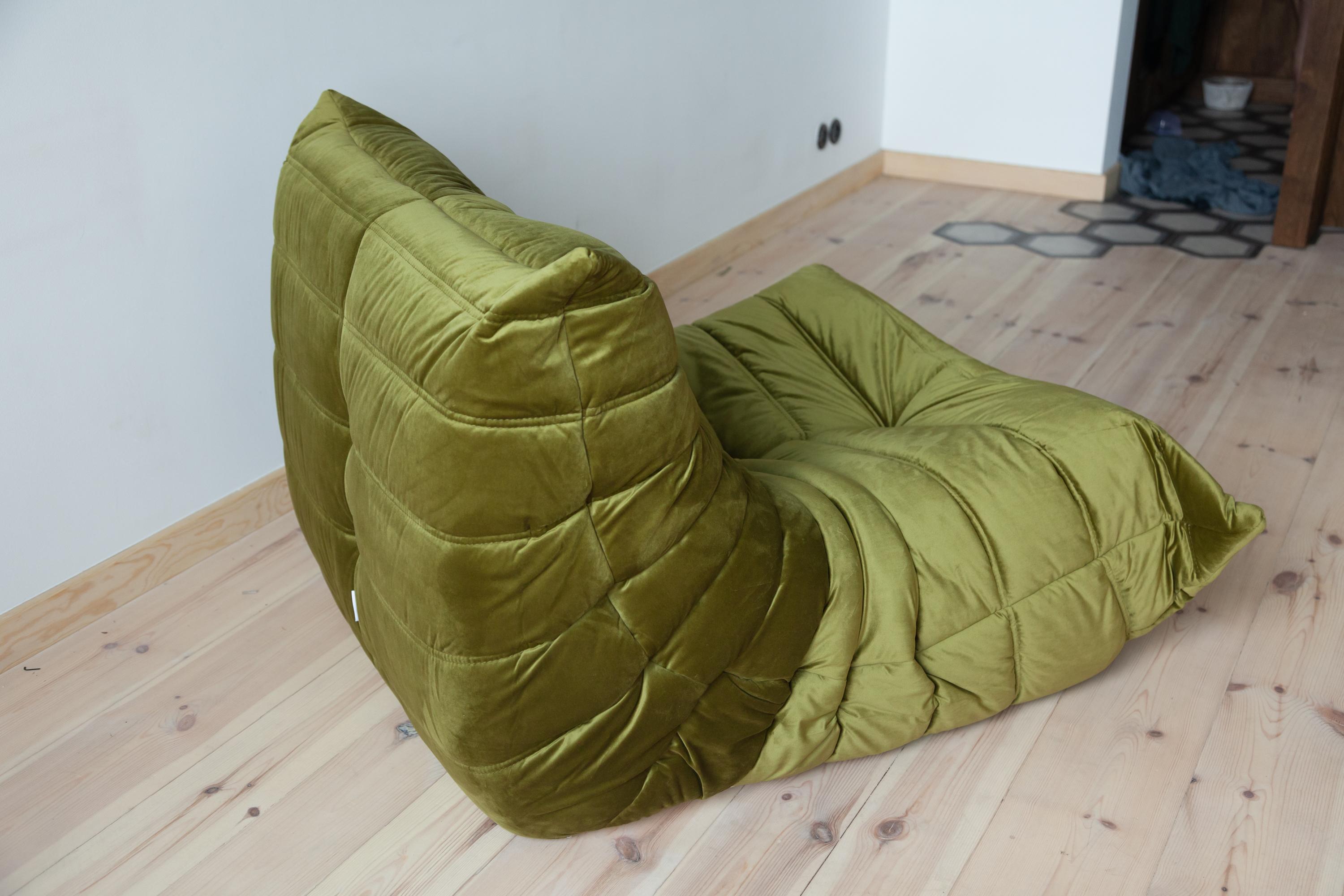 Togo Longue Chair in Green Velvet by Michel Ducaroy, Ligne Roset For Sale 1