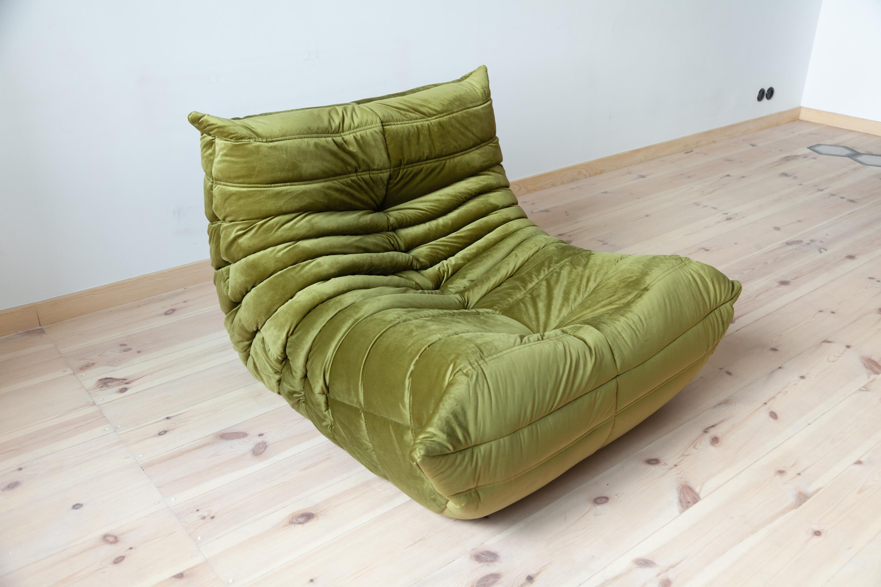 Togo Longue Chair in Green Velvet by Michel Ducaroy, Ligne Roset For Sale 3