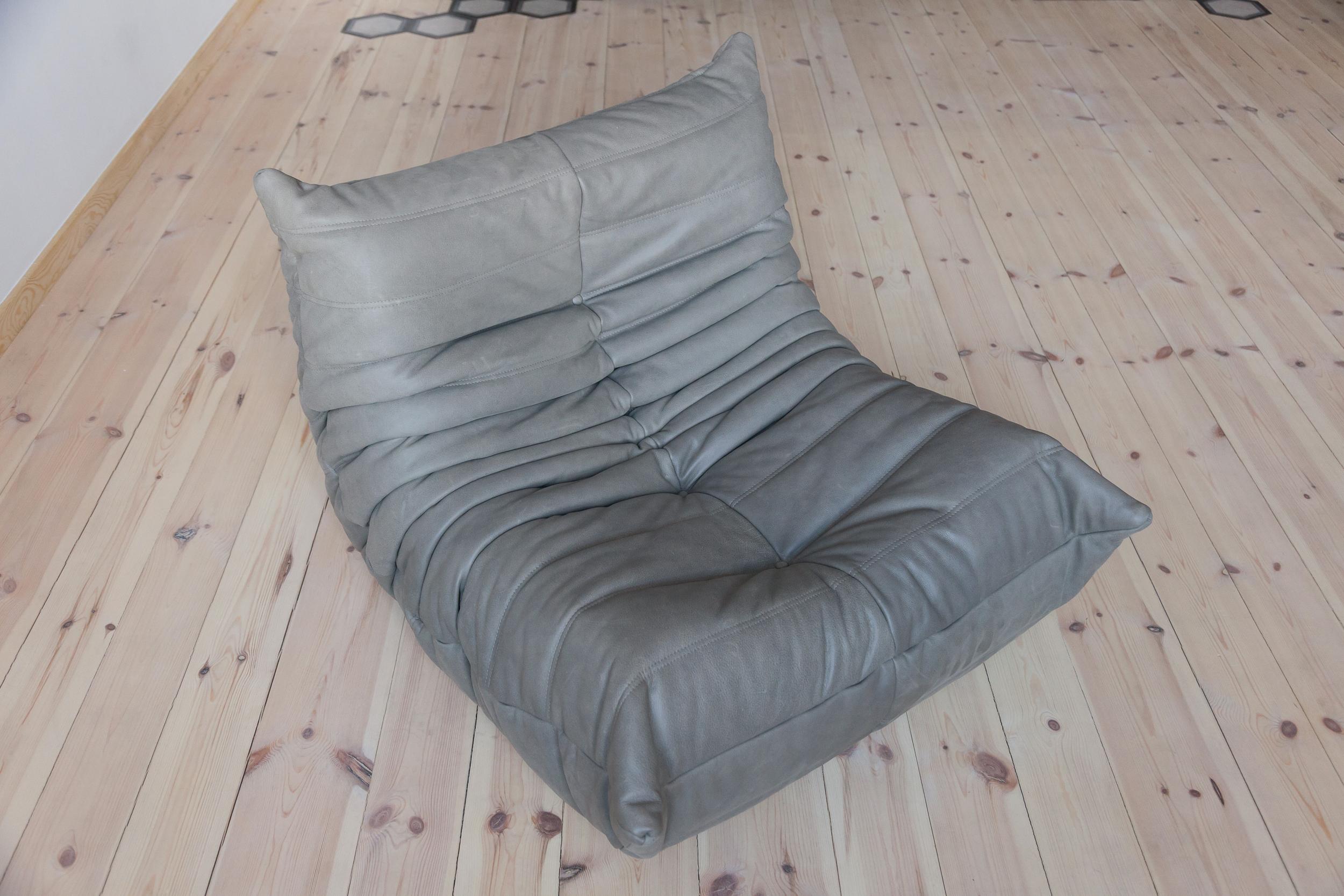 Togo Longue Chair in Grey Leather by Michel Ducaroy, Ligne Roset For Sale 1