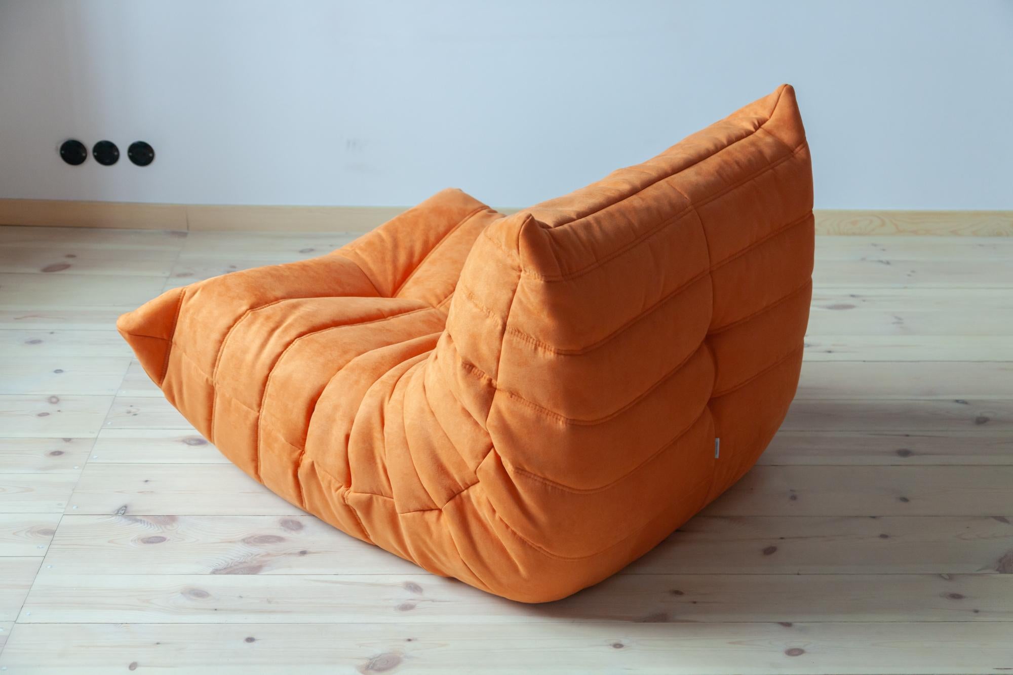 Togo Longue Chair in Orange Microfibre by Michel Ducaroy, Ligne Roset In Excellent Condition For Sale In Berlin, DE