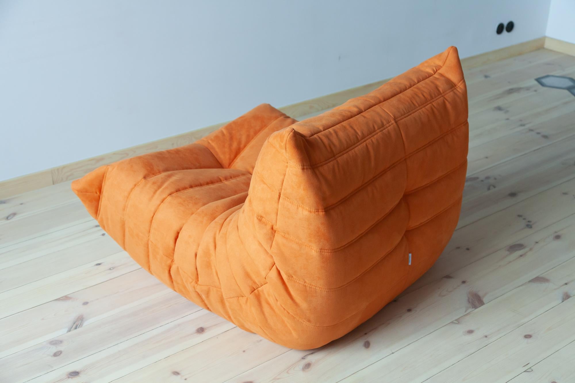 Late 20th Century Togo Longue Chair in Orange Microfibre by Michel Ducaroy, Ligne Roset For Sale