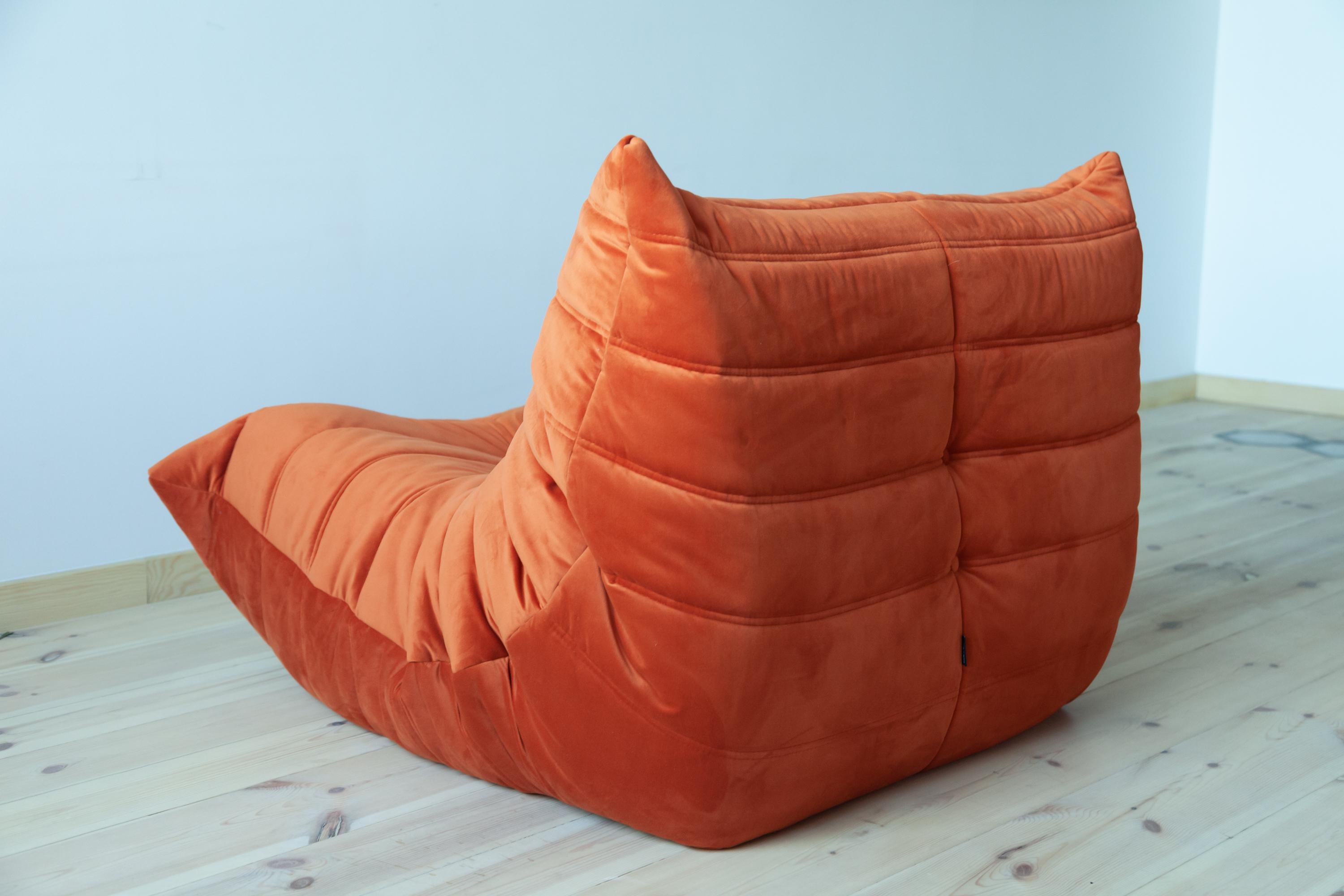 Togo Longue Chair in Orange Velvet by Michel Ducaroy, Ligne Roset In Excellent Condition For Sale In Berlin, DE