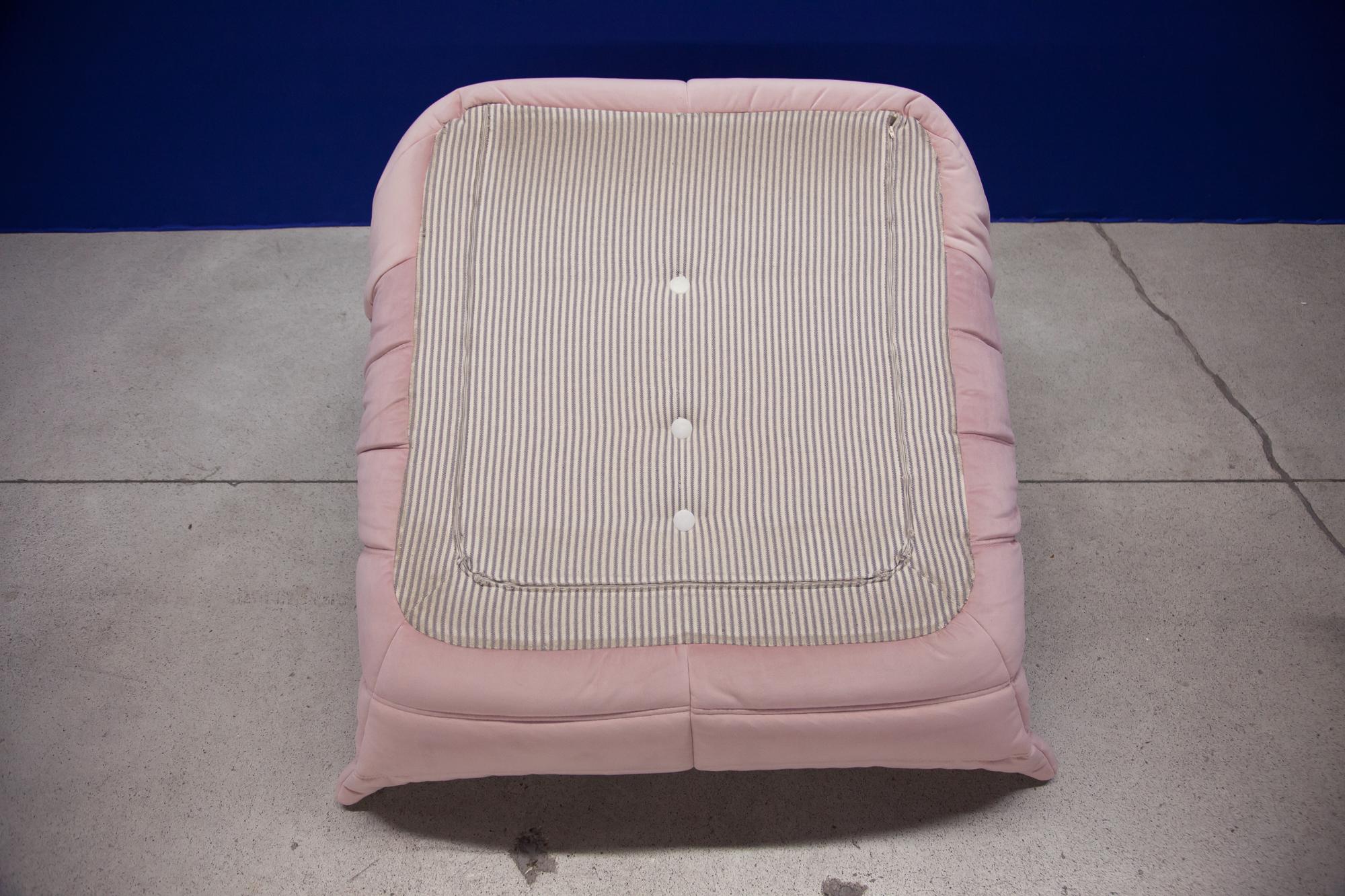 Togo Longue Chair in Pink Velvet by Michel Ducaroy, Ligne Roset For Sale 9