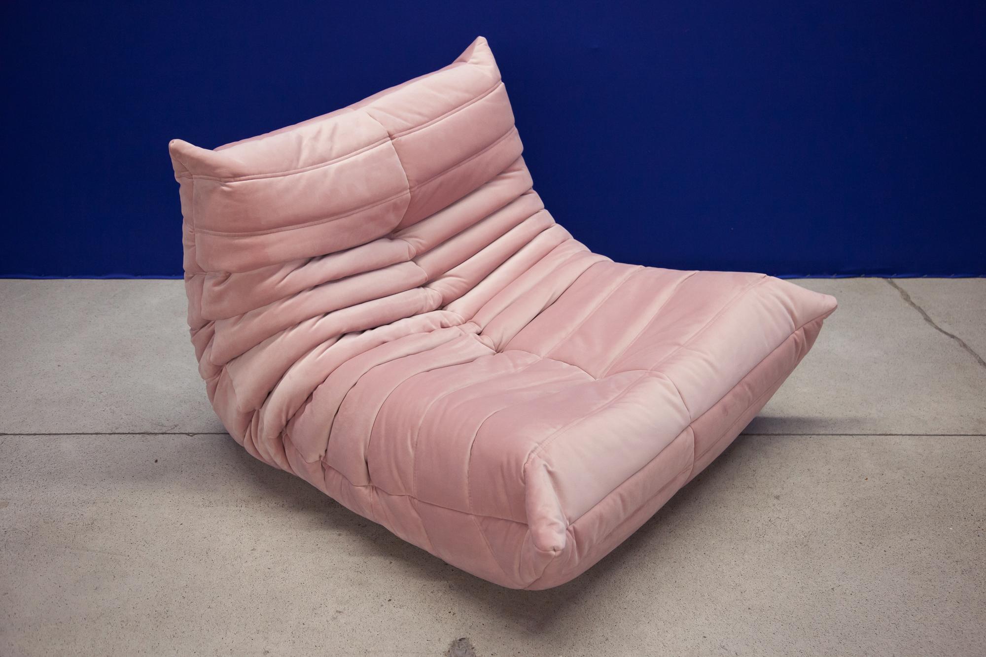 This Togo longue chair was designed by Michel Ducaroy in 1973 and was manufactured by Ligne Roset in France. It has been reupholstered in new pink velvet (70 x 87 x 102 cm). It has the original Ligne Roset logo and genuine Ligne Roset bottom.