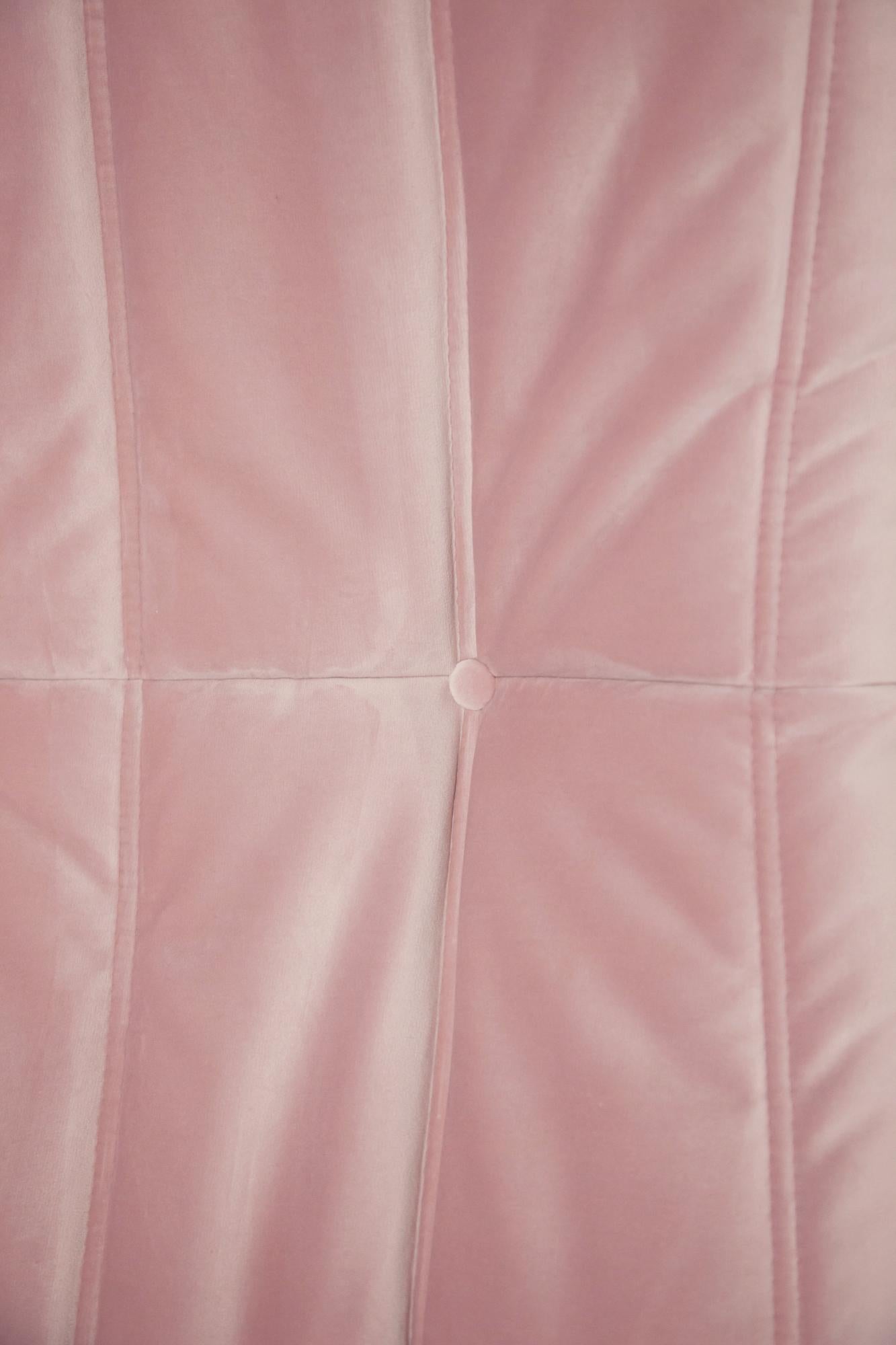 Togo Longue Chair in Pink Velvet by Michel Ducaroy, Ligne Roset In Excellent Condition For Sale In Berlin, DE