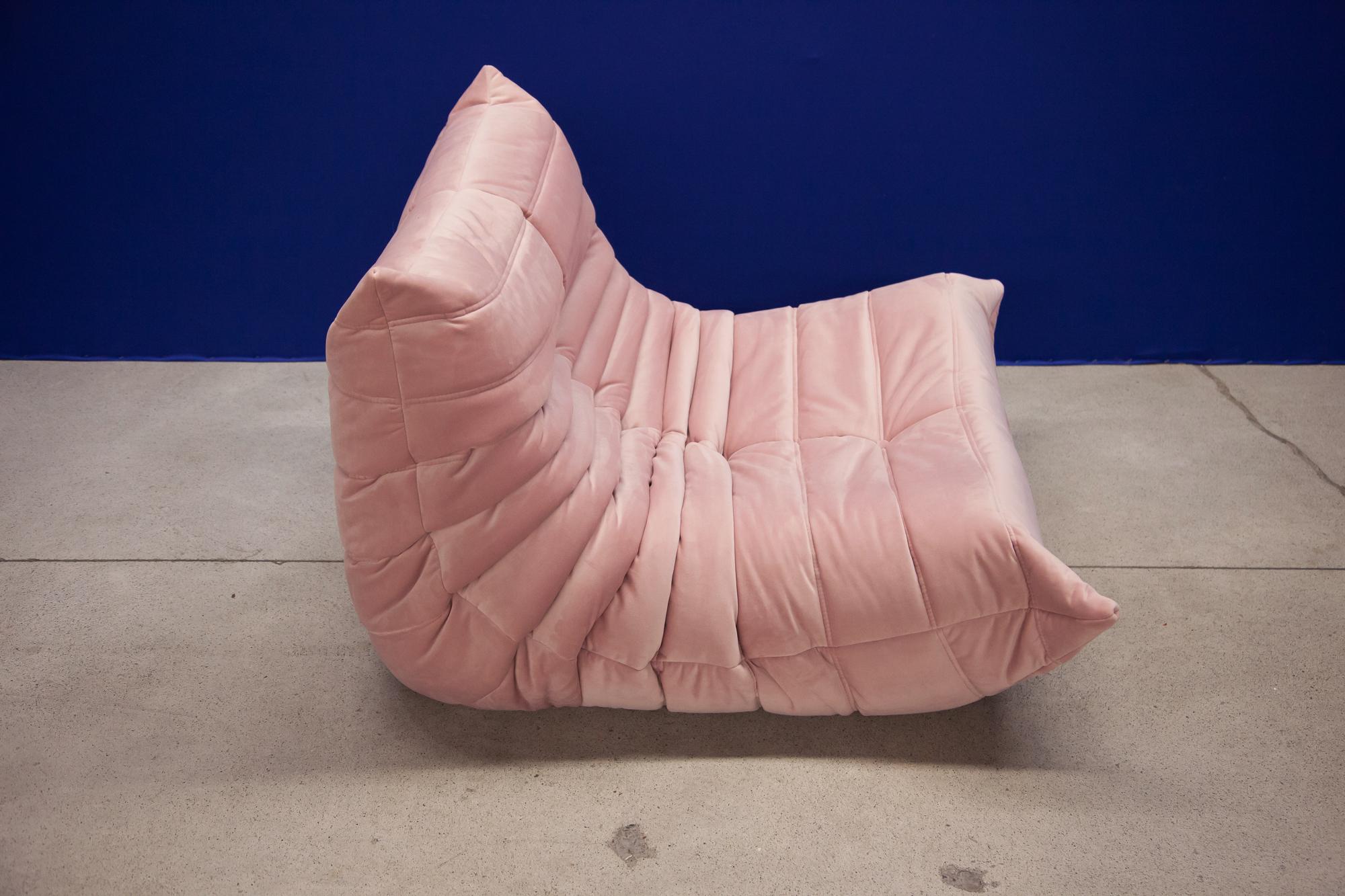 Togo Longue Chair in Pink Velvet by Michel Ducaroy, Ligne Roset For Sale 1