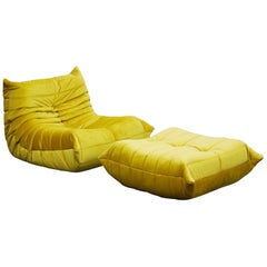 chaise longue et pouf 'Togo' de Michel Ducaroy pour Ligne Roset en velours doré