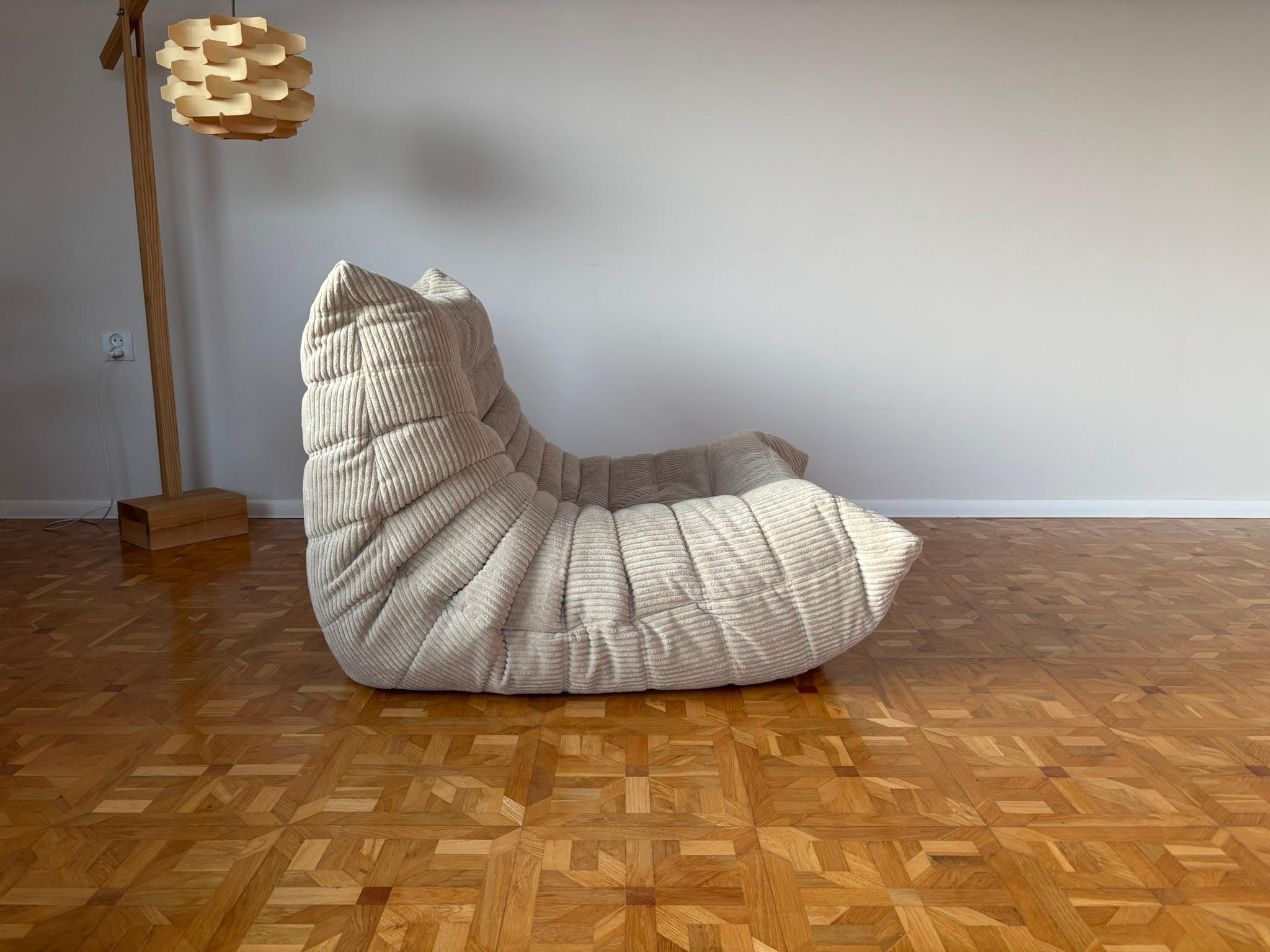Fauteuil de salon et pouf Togo de Michel Ducaroy pour Ligne Roset 3