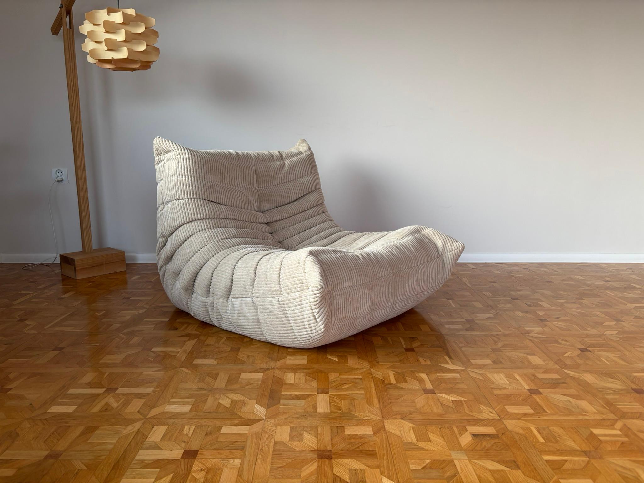 Fauteuil de salon et pouf Togo de Michel Ducaroy pour Ligne Roset 4