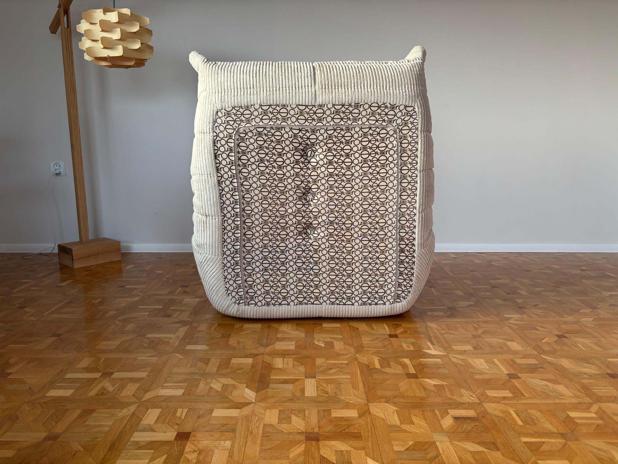 Fauteuil de salon et pouf Togo de Michel Ducaroy pour Ligne Roset 5