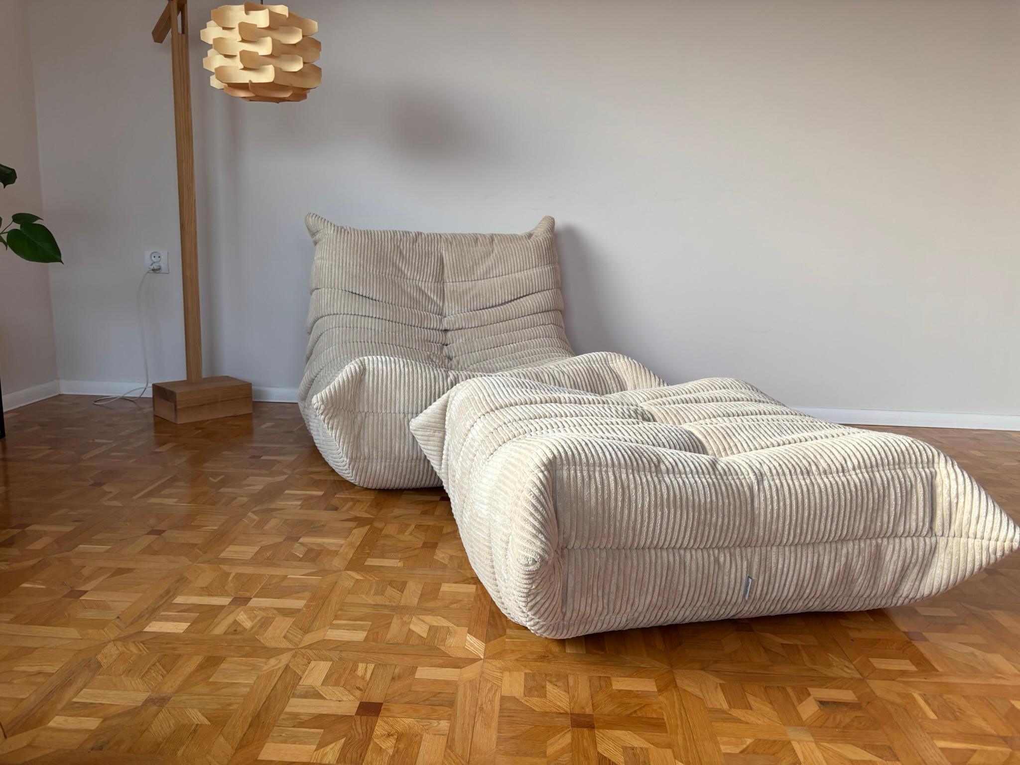 Fauteuil de salon et pouf Togo de Michel Ducaroy pour Ligne Roset 7