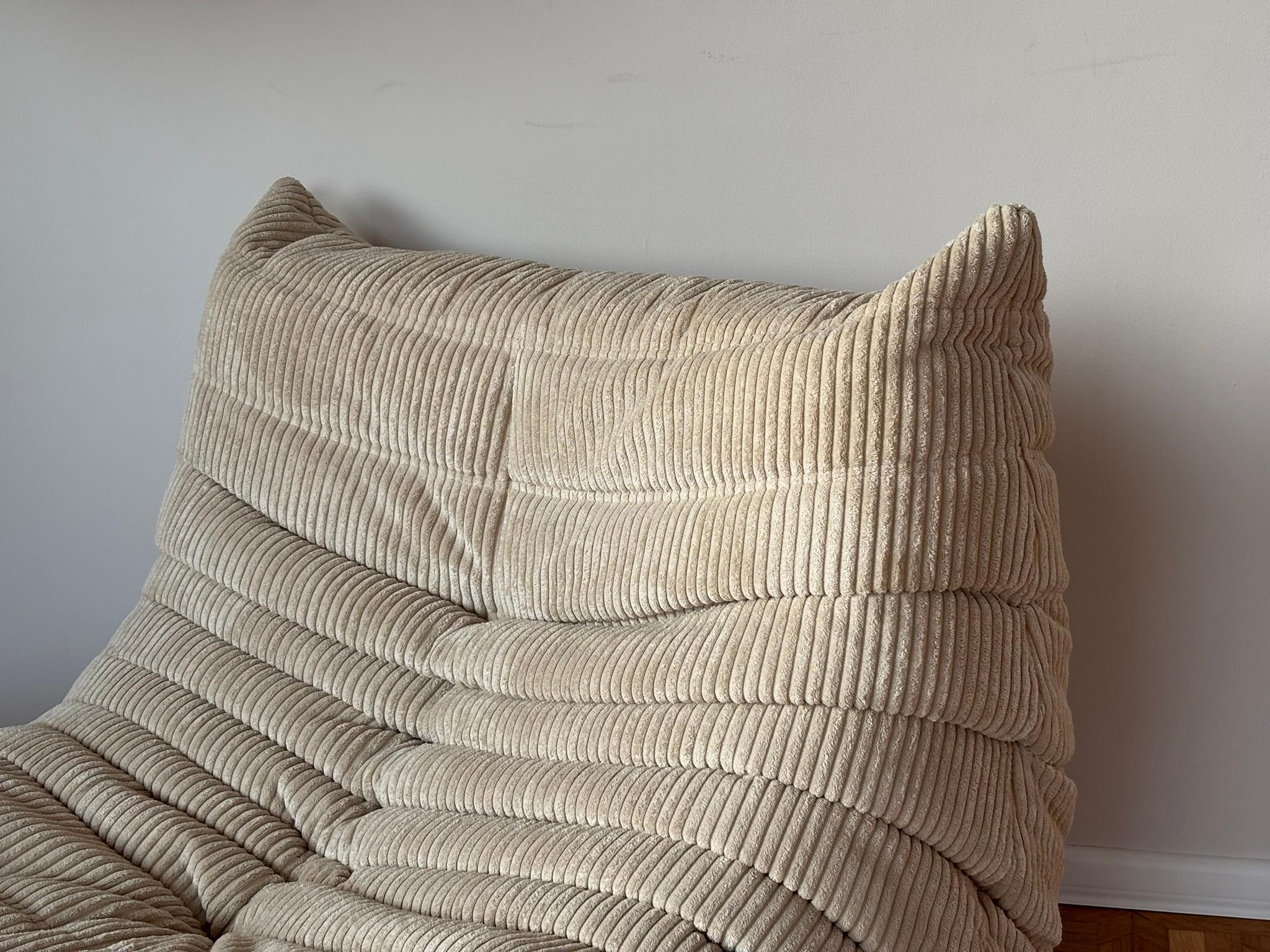 Fauteuil de salon et pouf Togo de Michel Ducaroy pour Ligne Roset 8