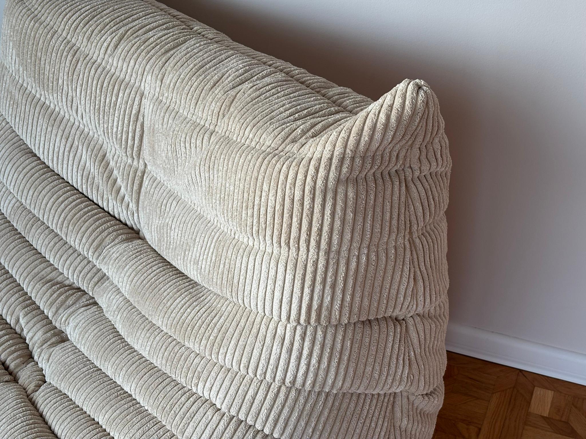 Fauteuil de salon et pouf Togo de Michel Ducaroy pour Ligne Roset 9