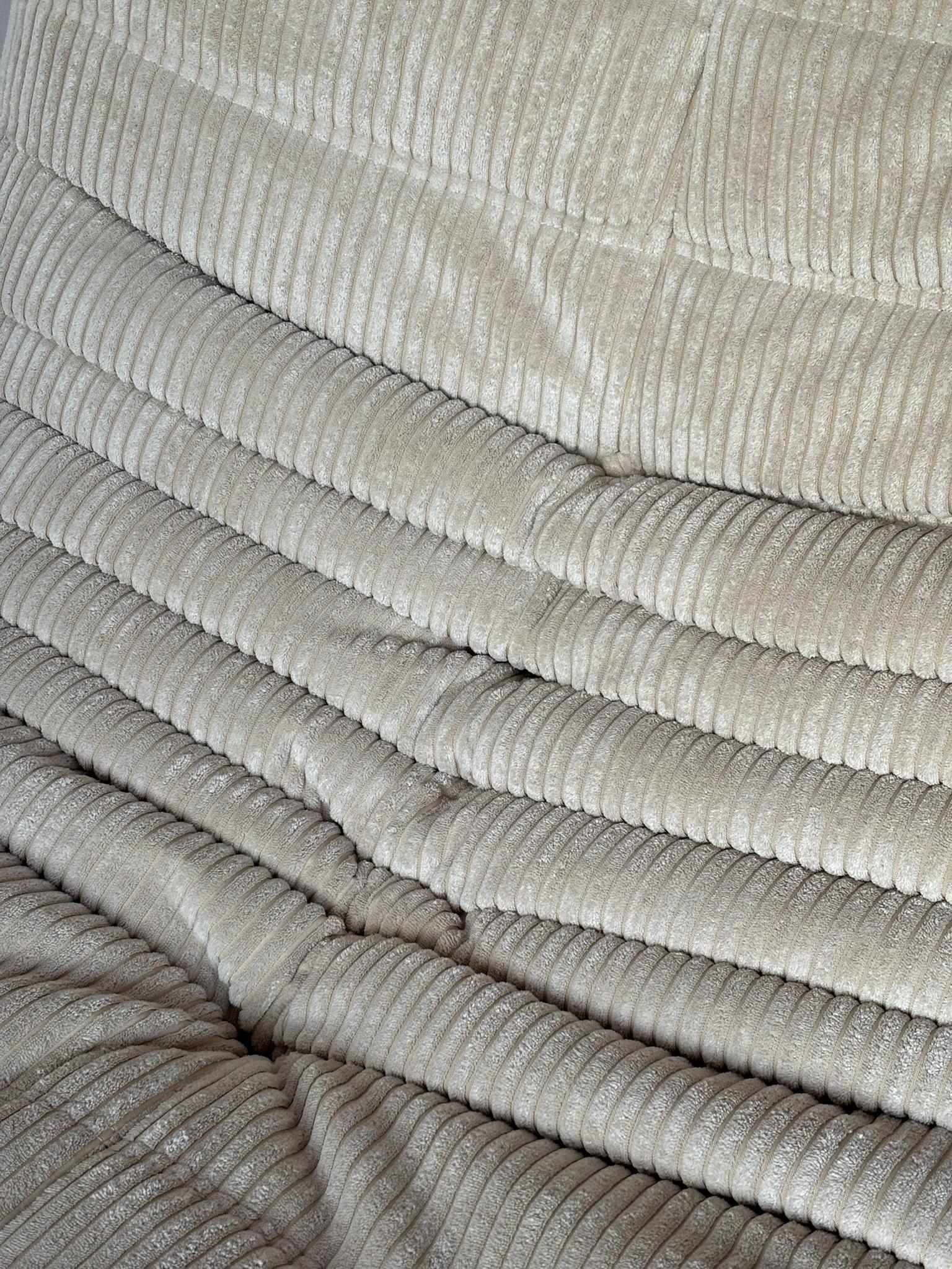 Fauteuil de salon et pouf Togo de Michel Ducaroy pour Ligne Roset 10