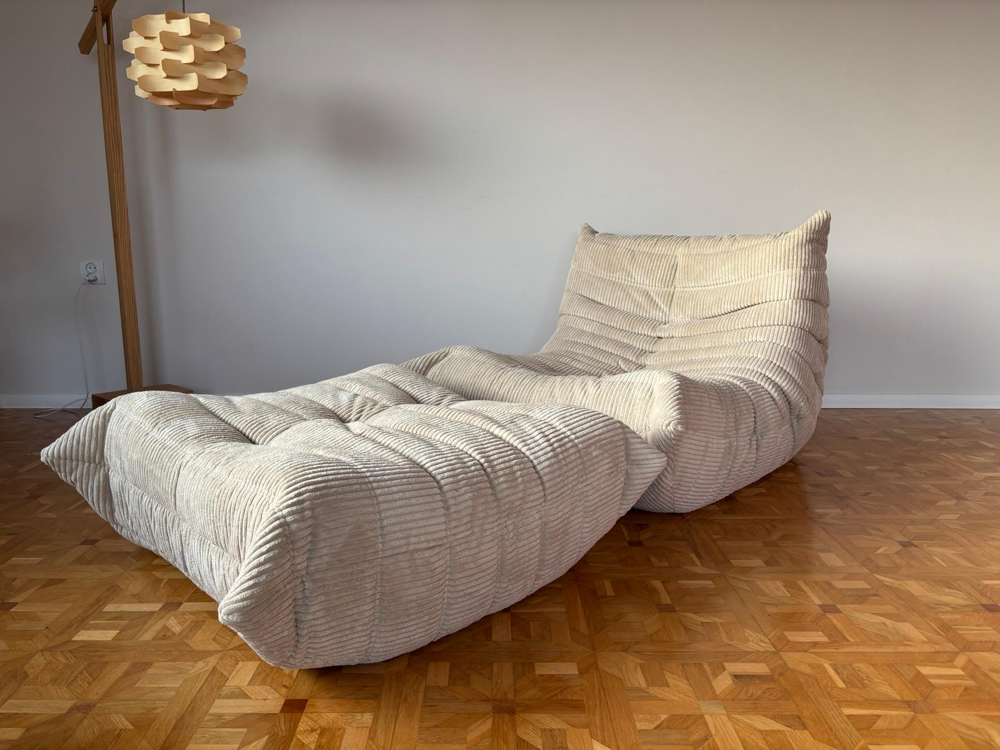 Le Togo a été conçu par Michel Ducaroy en 1973 pour Ligne Roset. Il s'agit du premier canapé/fauteuil fabriqué uniquement en mousse et en cuir. La collection présente un design ergonomique avec une construction en mousse de polyéther et des