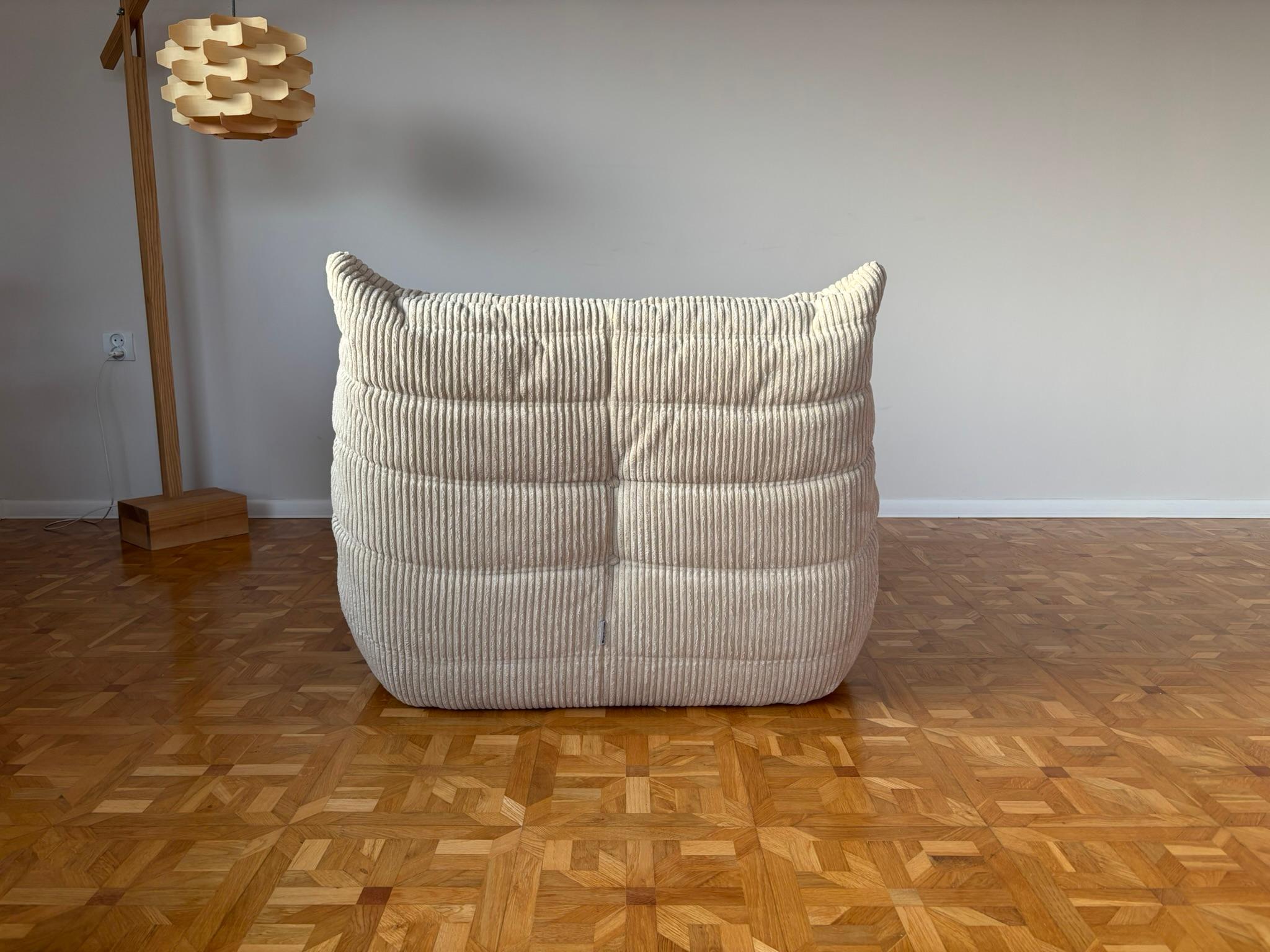 Fauteuil de salon et pouf Togo de Michel Ducaroy pour Ligne Roset 1