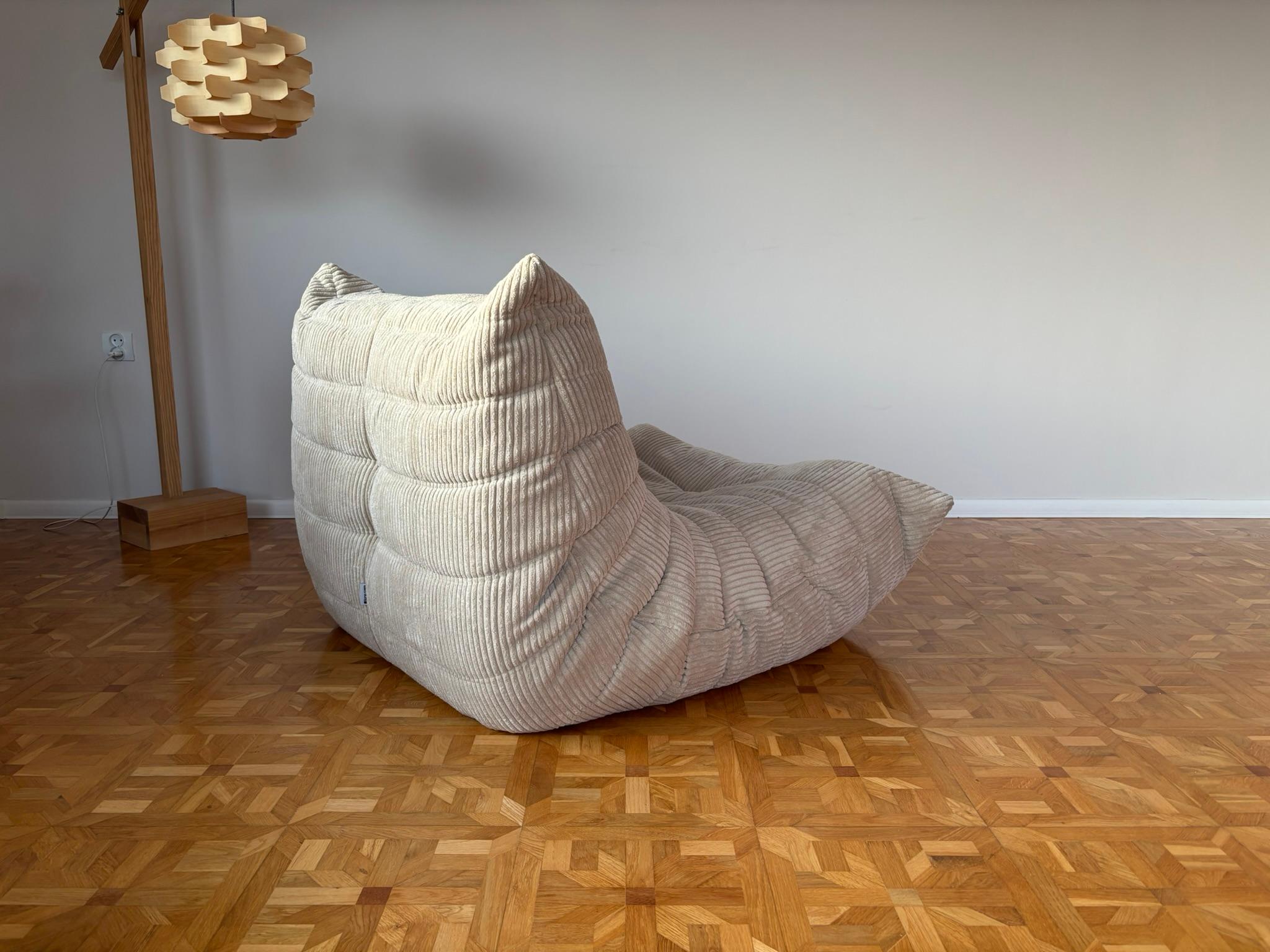 Fauteuil de salon et pouf Togo de Michel Ducaroy pour Ligne Roset 2