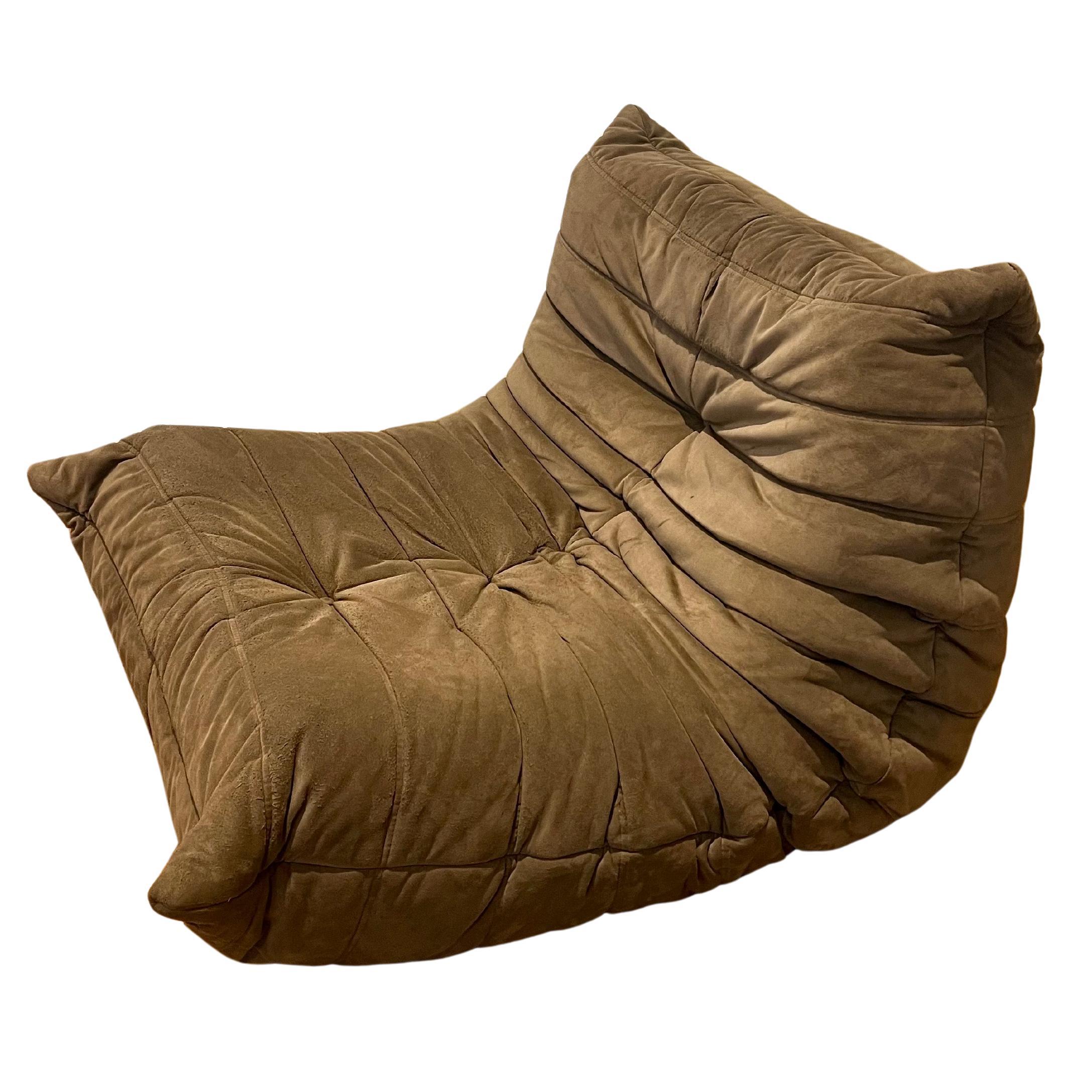 Der Togo wurde 1973 von Michel Ducaroy für Ligne Roset entworfen. Es ist das erste Sofa/Sessel, das vollständig aus Schaumstoff und Leder besteht. Die Collection'S zeichnet sich durch ein ergonomisches Design mit Polyätherschaum-Konstruktion und