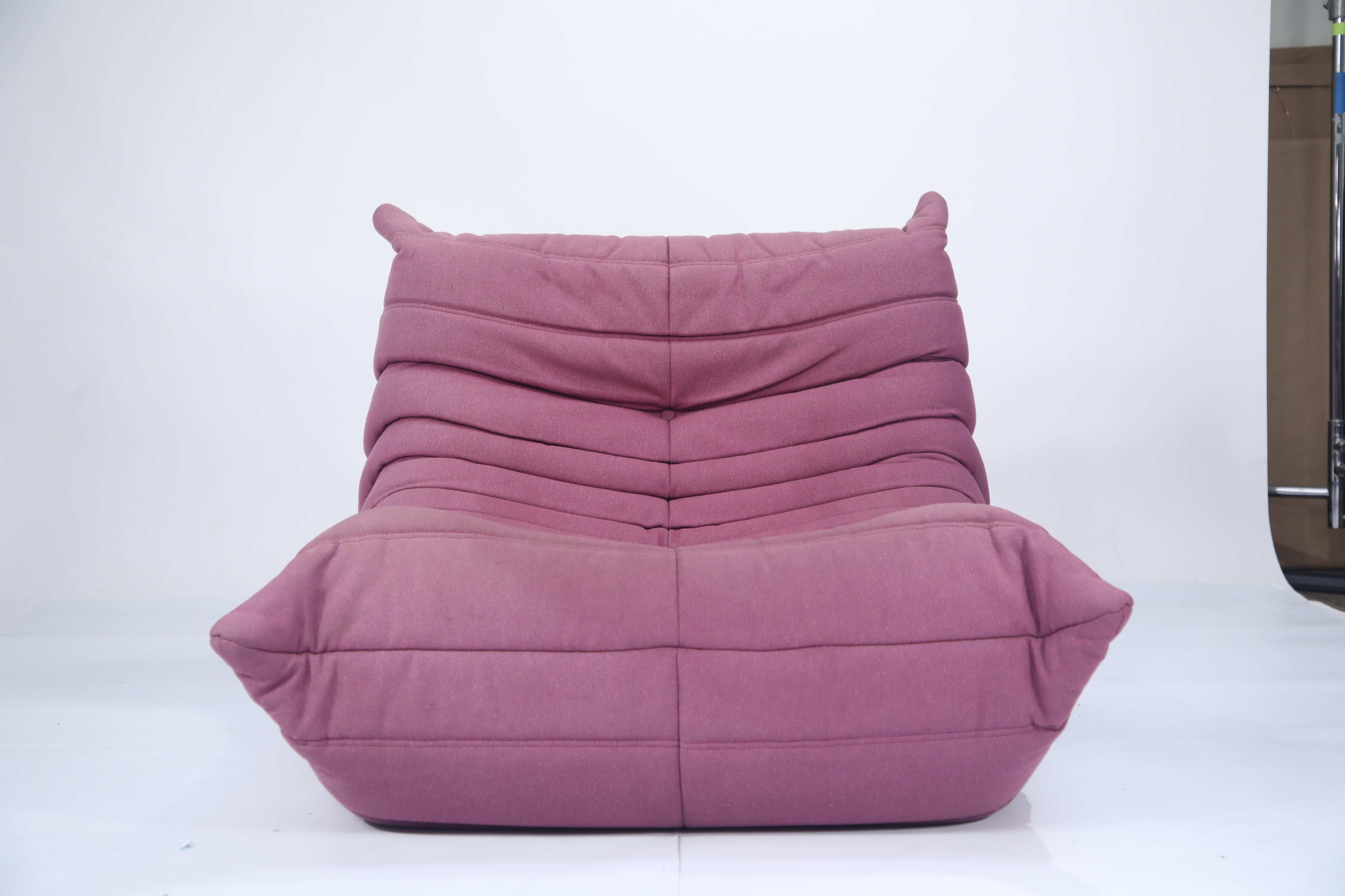 This timeless French design classic Togo lounge seat from Ligne Roset by Michel Ducaroy, designed in 1973, is upholstered in a gorgeous purple fabric. This classic ergonomic design, which is highly coveted by top designers, is produced with multiple