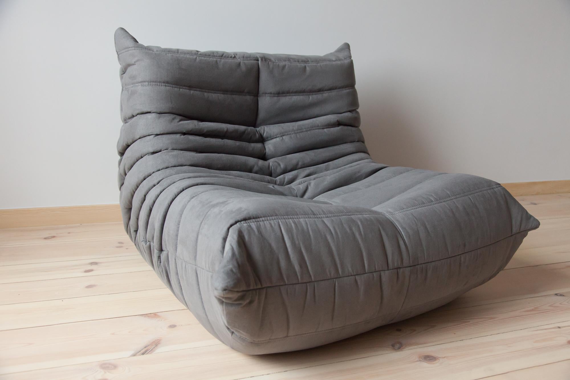 This Togo longue chair was designed by Michel Ducaroy in 1973 and was manufactured by Ligne Roset in France. It has been reupholstered in new grey microfibre (87 x 102 x 70 cm). It has the original Ligne Roset logo and genuine Ligne Roset bottom.