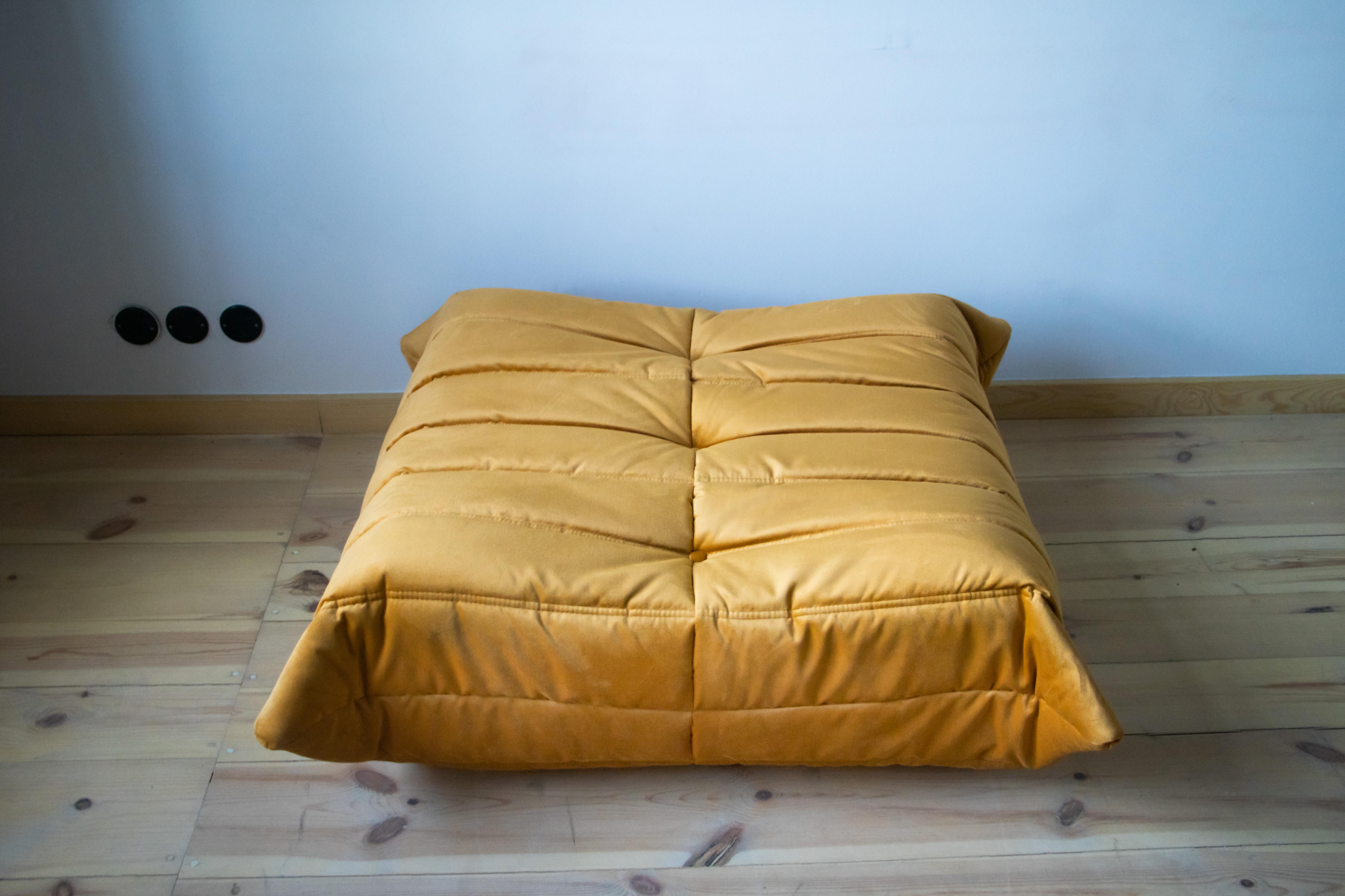 Togo Metall Gold Samt Sofa-Set von Michel Ducaroy für Ligne Roset (Moderne der Mitte des Jahrhunderts) im Angebot