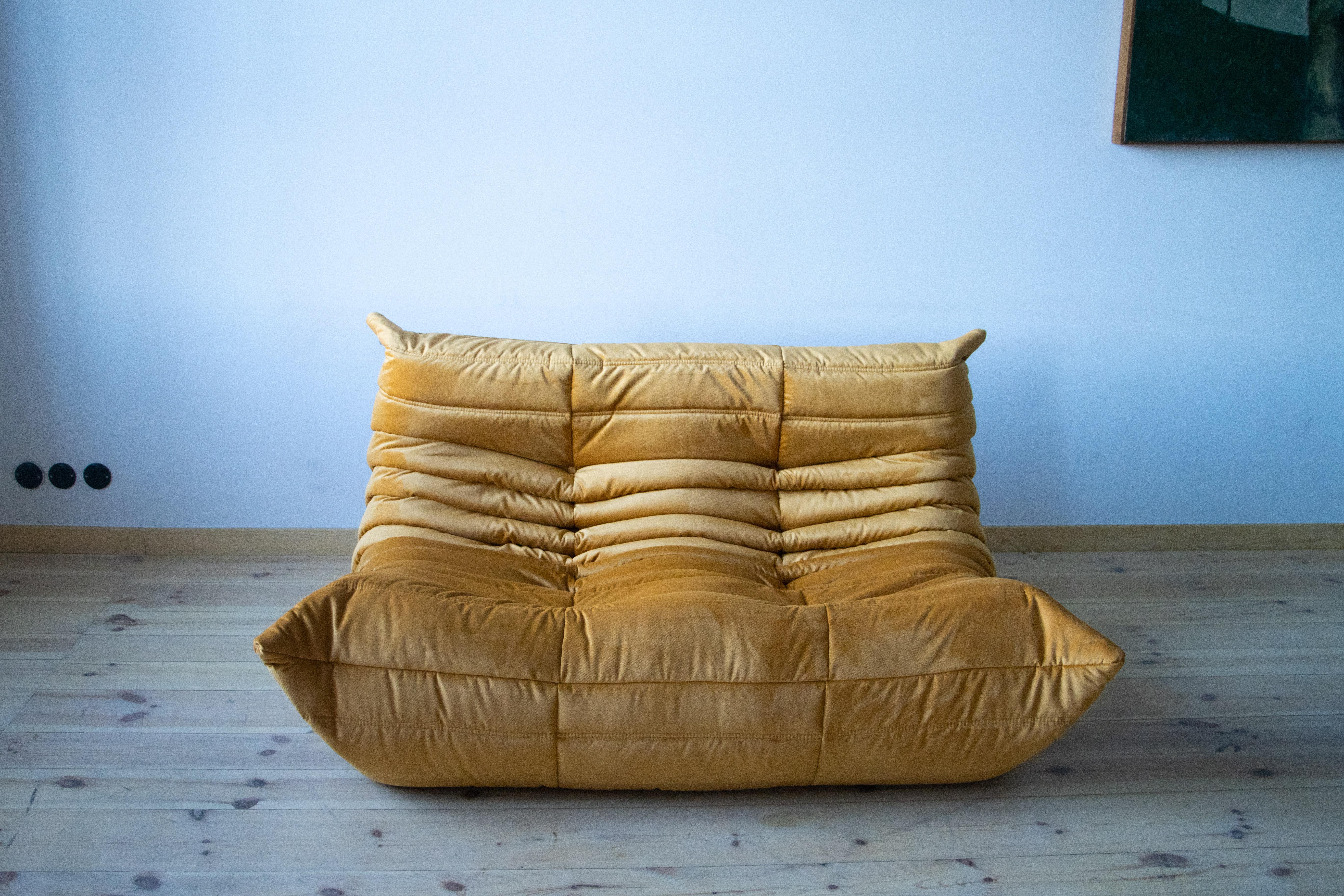 Togo Metall Gold Samt Sofa-Set von Michel Ducaroy für Ligne Roset (Französisch) im Angebot