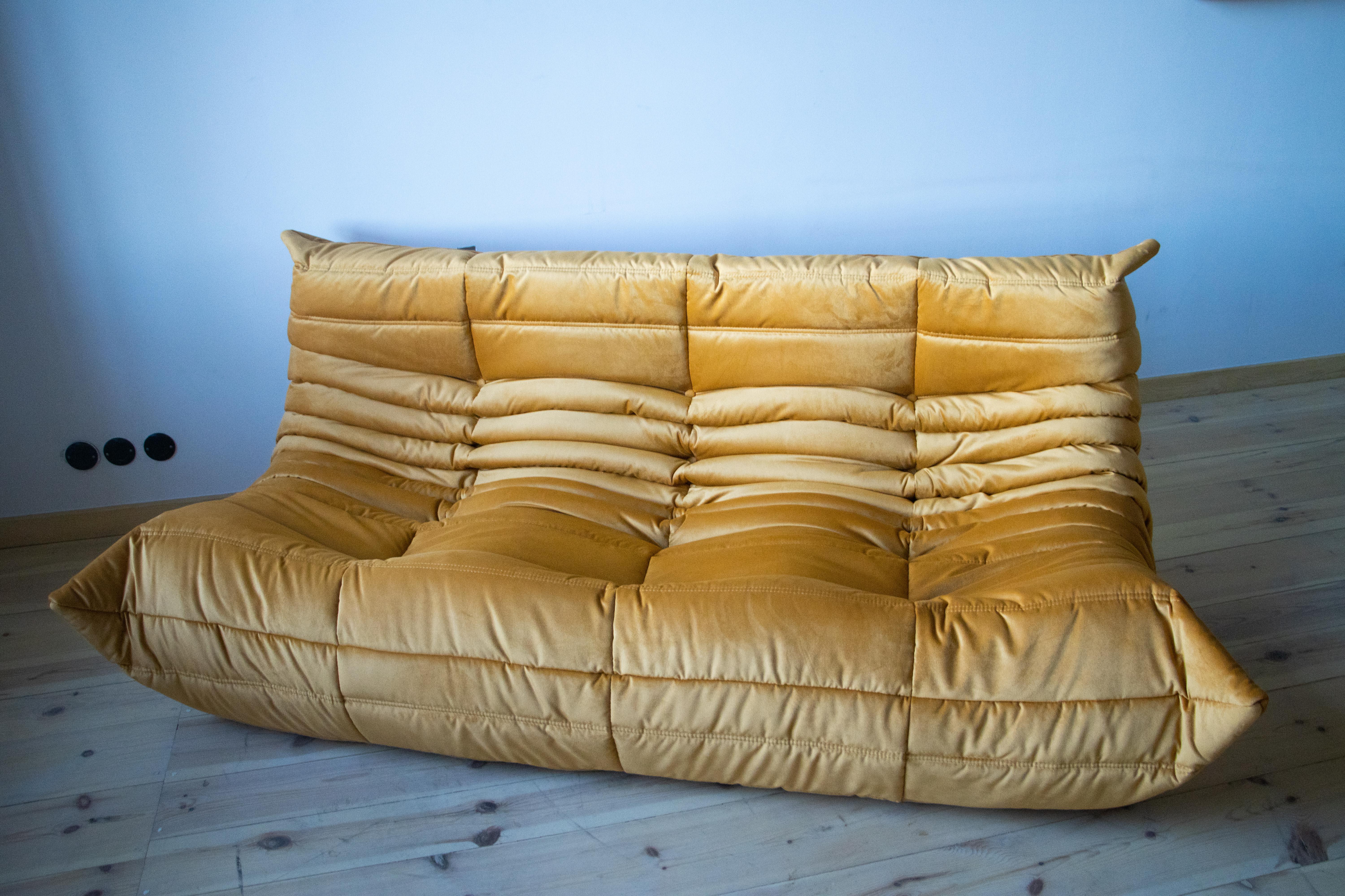 Togo Metall Gold Samt Sofa-Set von Michel Ducaroy für Ligne Roset im Zustand „Hervorragend“ im Angebot in Berlin, DE