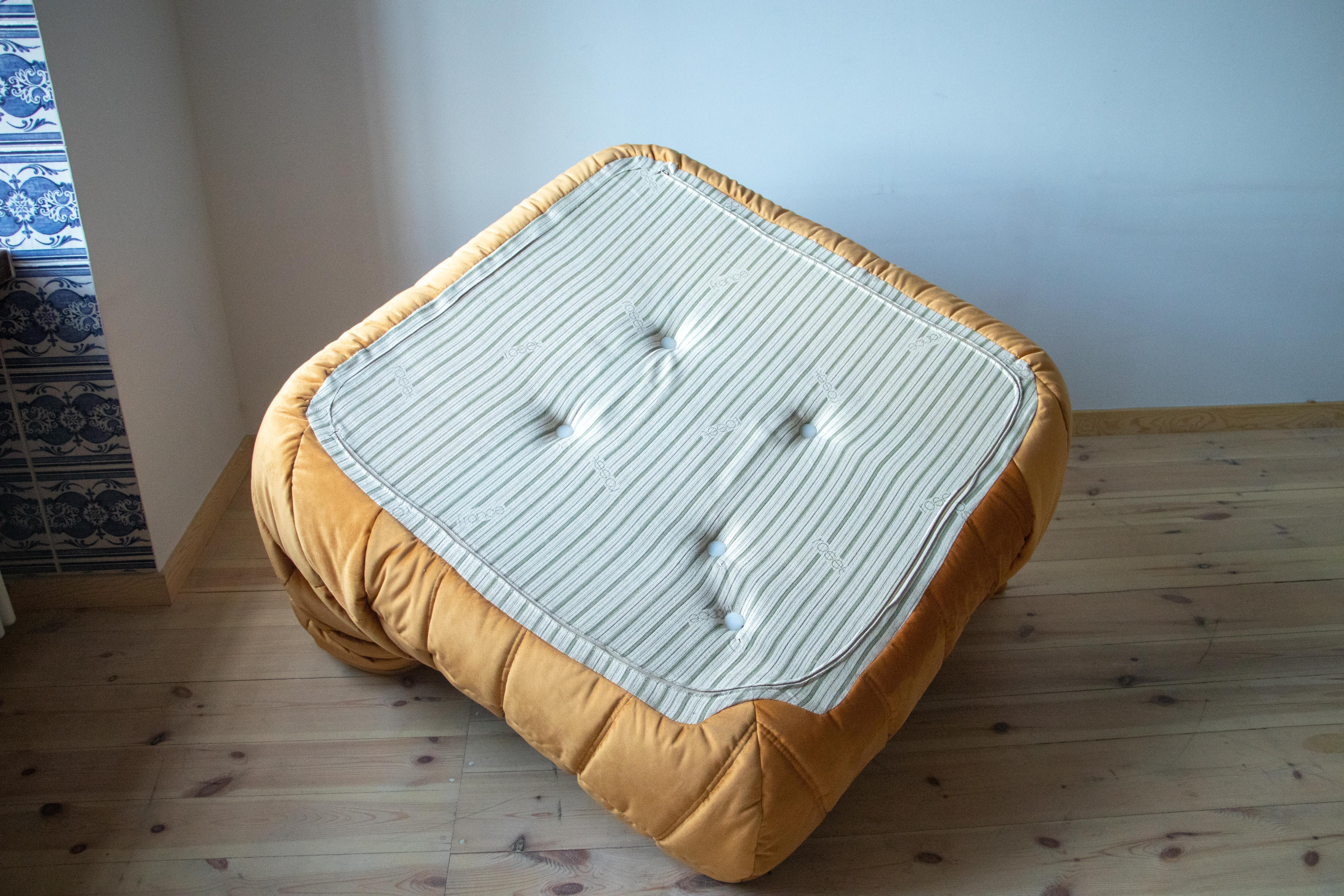 Togo Metall Gold Samt Sofa-Set von Michel Ducaroy für Ligne Roset im Angebot 1