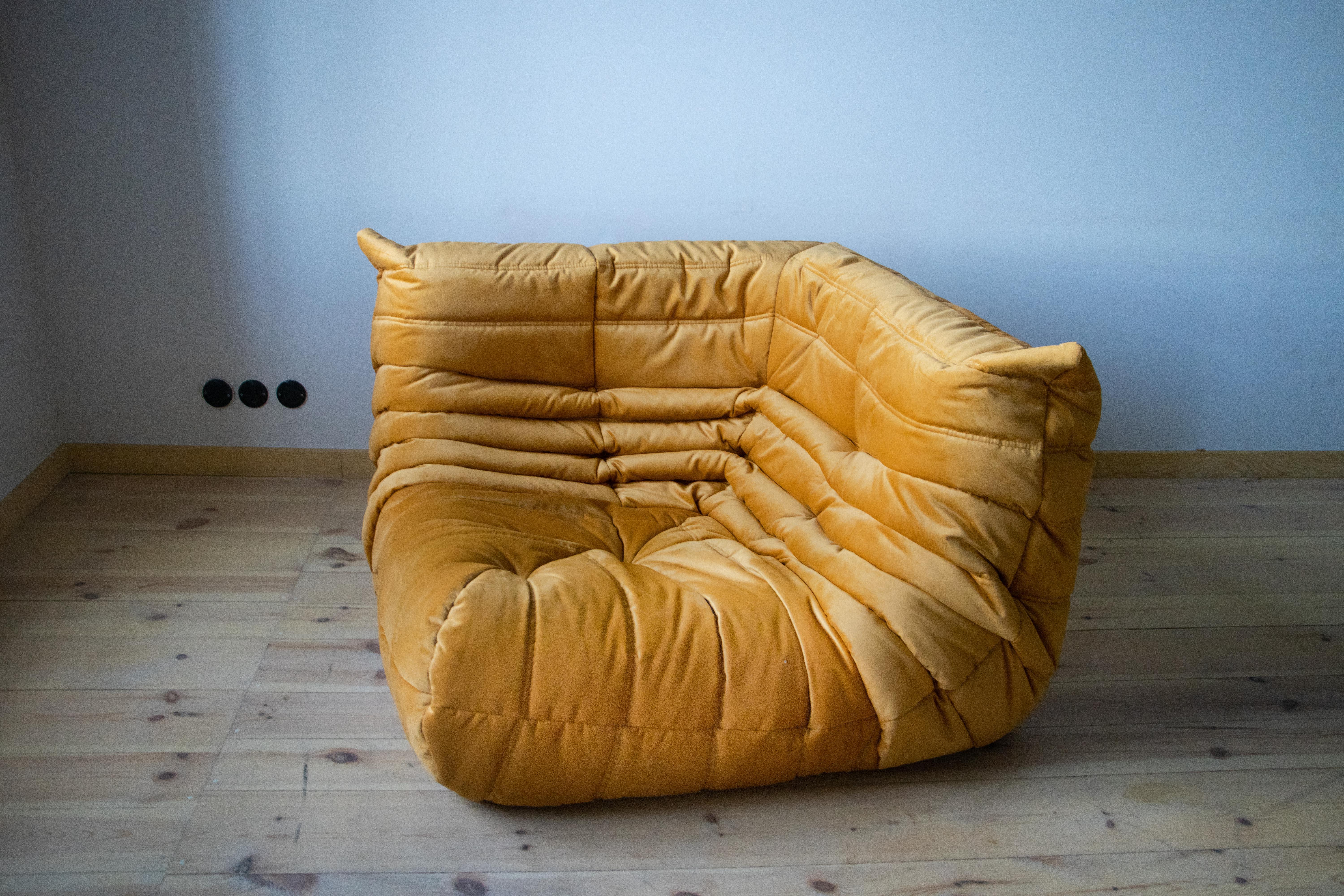 Togo Metall Gold Samt Sofa-Set von Michel Ducaroy für Ligne Roset im Angebot 3