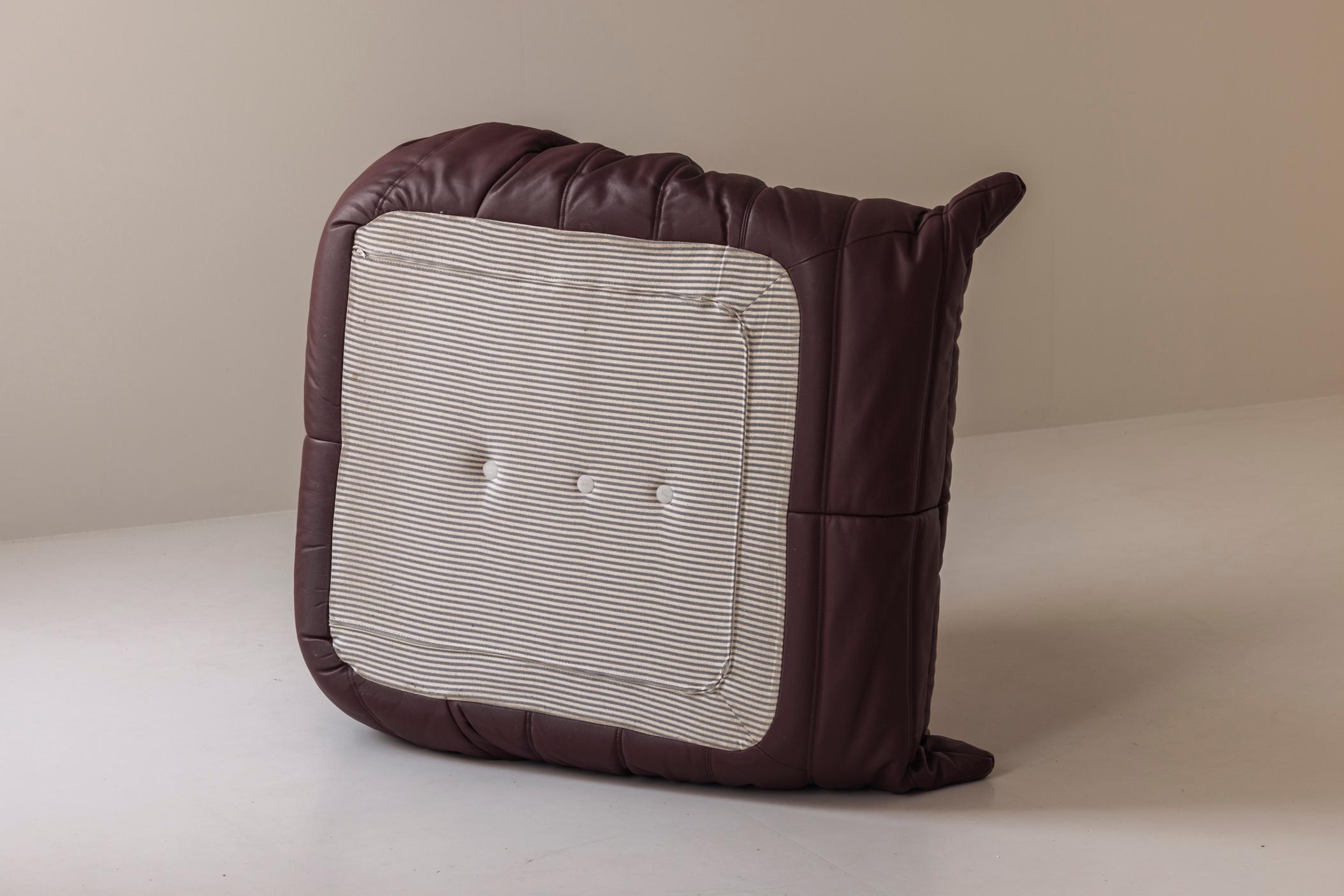 ‘Togo’ One Seater, Burgundy leather by M. Ducaroy for Ligne Roset, France, 1960s 4