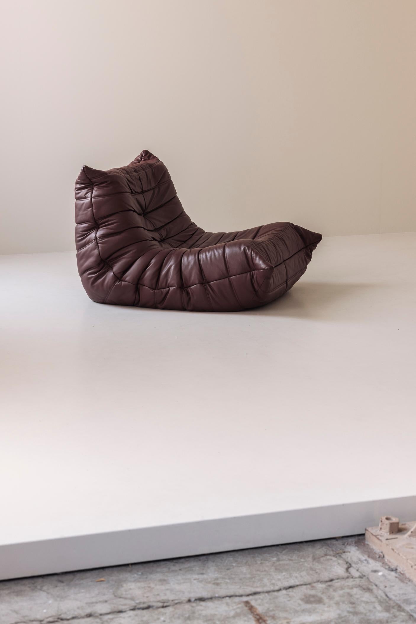 ‘Togo’ One Seater, Burgundy leather by M. Ducaroy for Ligne Roset, France, 1960s 6