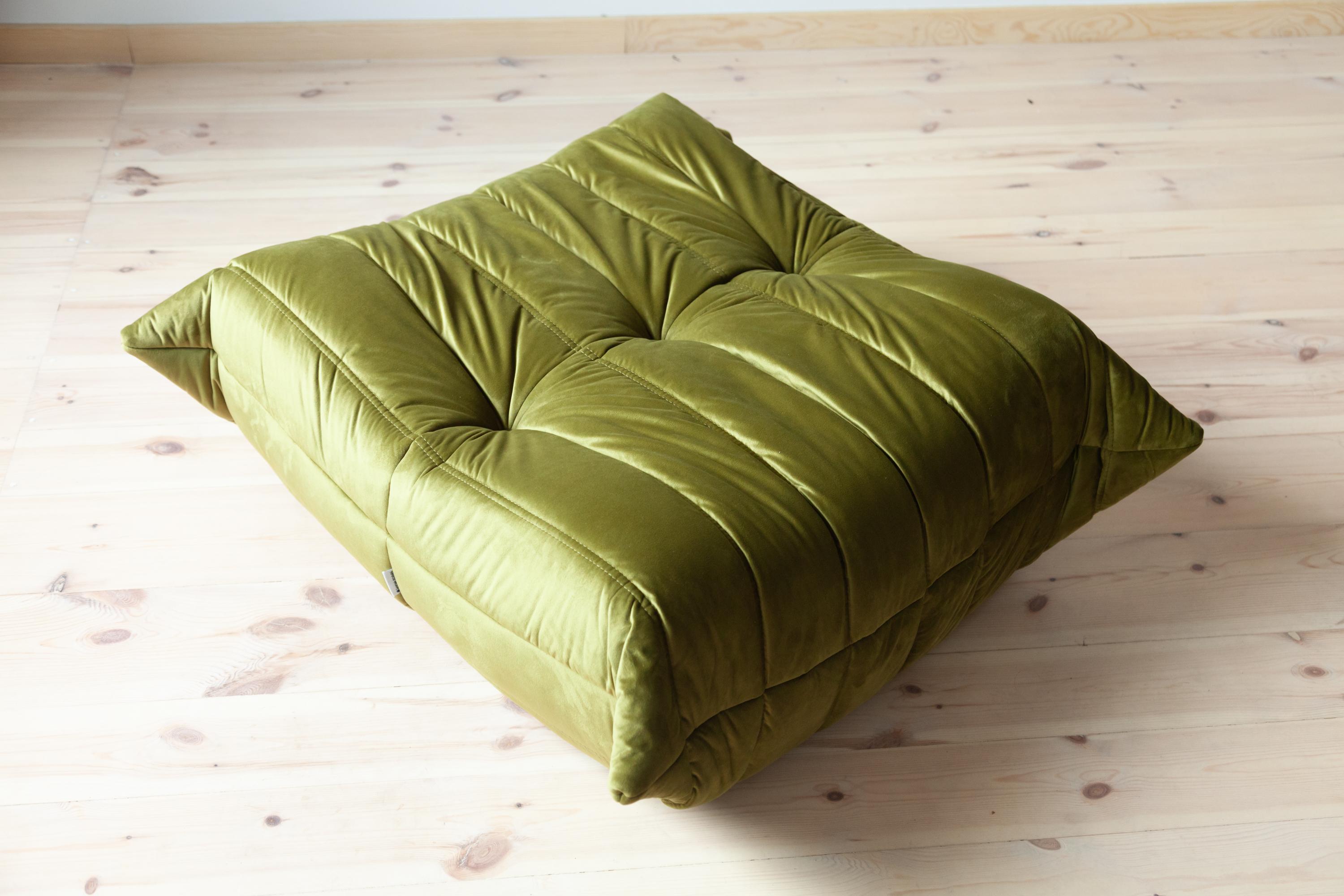 Togo Ottoman in Green Velvet by Michel Ducaroy, Ligne Roset In Excellent Condition For Sale In Berlin, DE