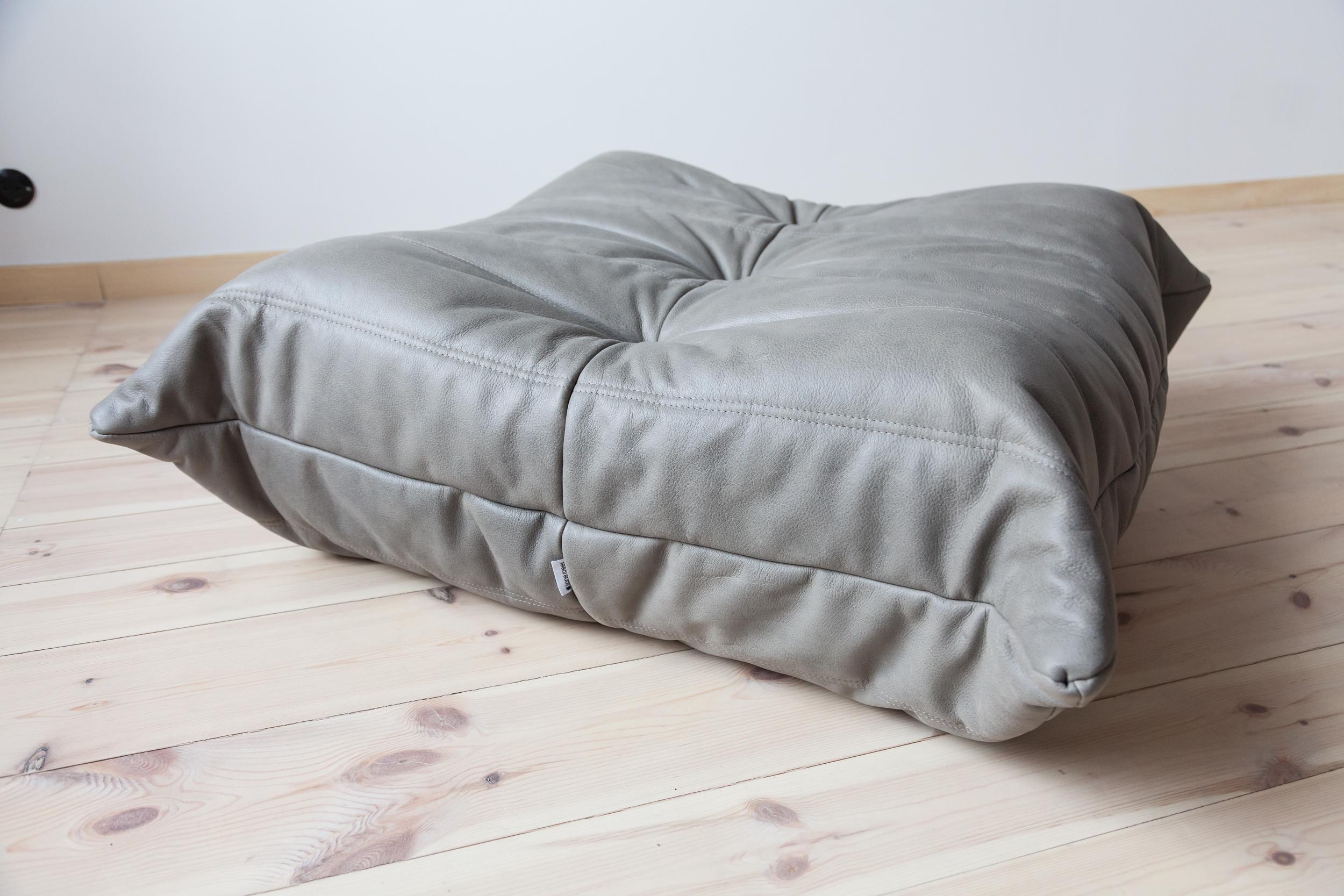 Togo Ottoman in Grey Leather by Michel Ducaroy, Ligne Roset In Excellent Condition For Sale In Berlin, DE