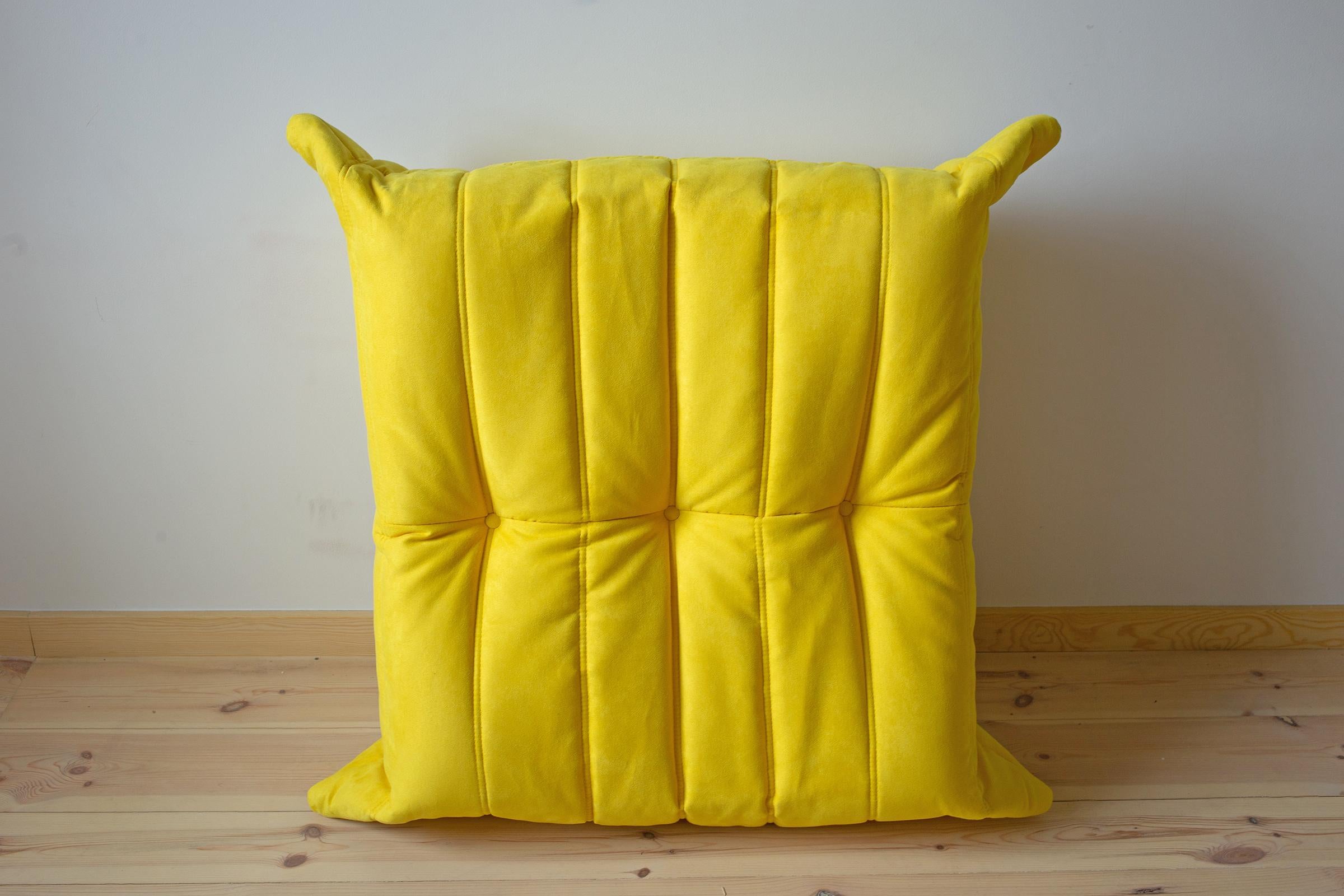 Togo Ottoman in Yellow Microfibre by Michel Ducaroy, Ligne Roset In Excellent Condition For Sale In Berlin, DE