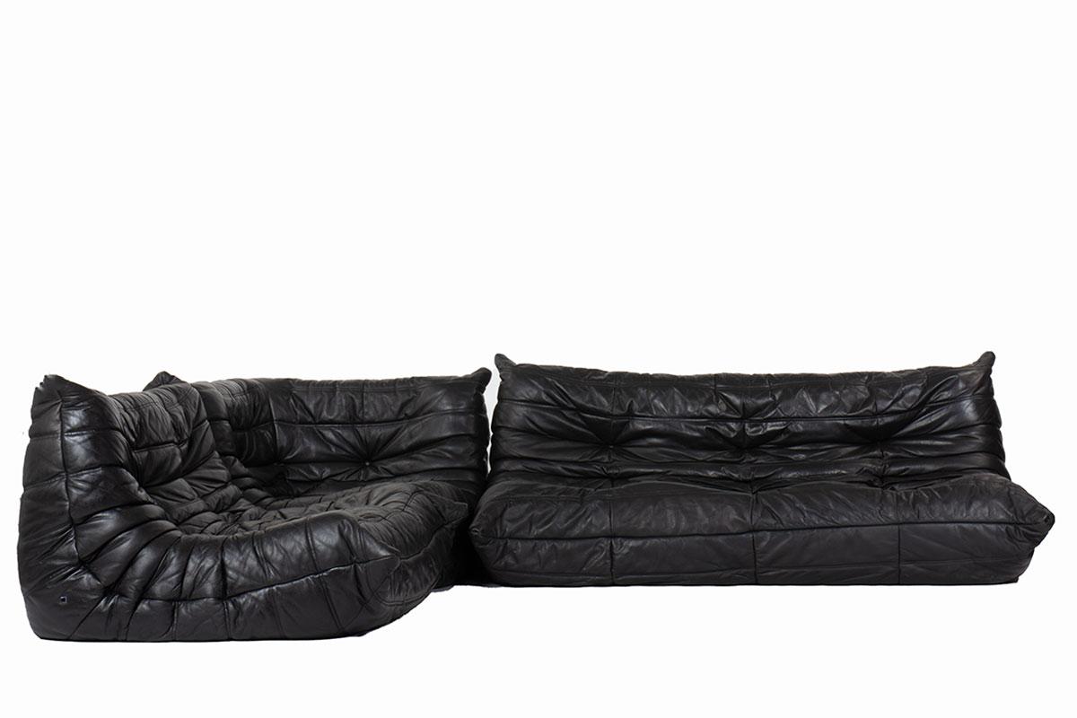 Set of 3 pieces, model Togo => iconic
1x 2-seat sofa
1X 3-seat sofa
1 x angle
All in foam covered by black leather from the origin
Designed by Michel Ducaroy for Ligne Roset (metal button on the side)
Length:
226 cm (2-seat + angle)
274 cm ( 3-seat
