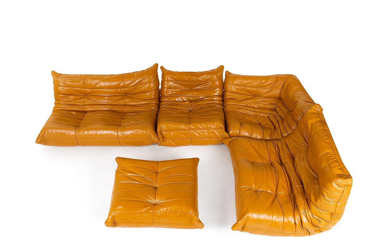 Diseñado en 1973 por Michel Ducaroy para Ligne Roset, el icónico Togo se ha convertido en uno de los diseños de asientos más célebres del siglo XX. Este conjunto vintage, tapizado en flexible piel marrón, capta la esencia relajada y escultural que