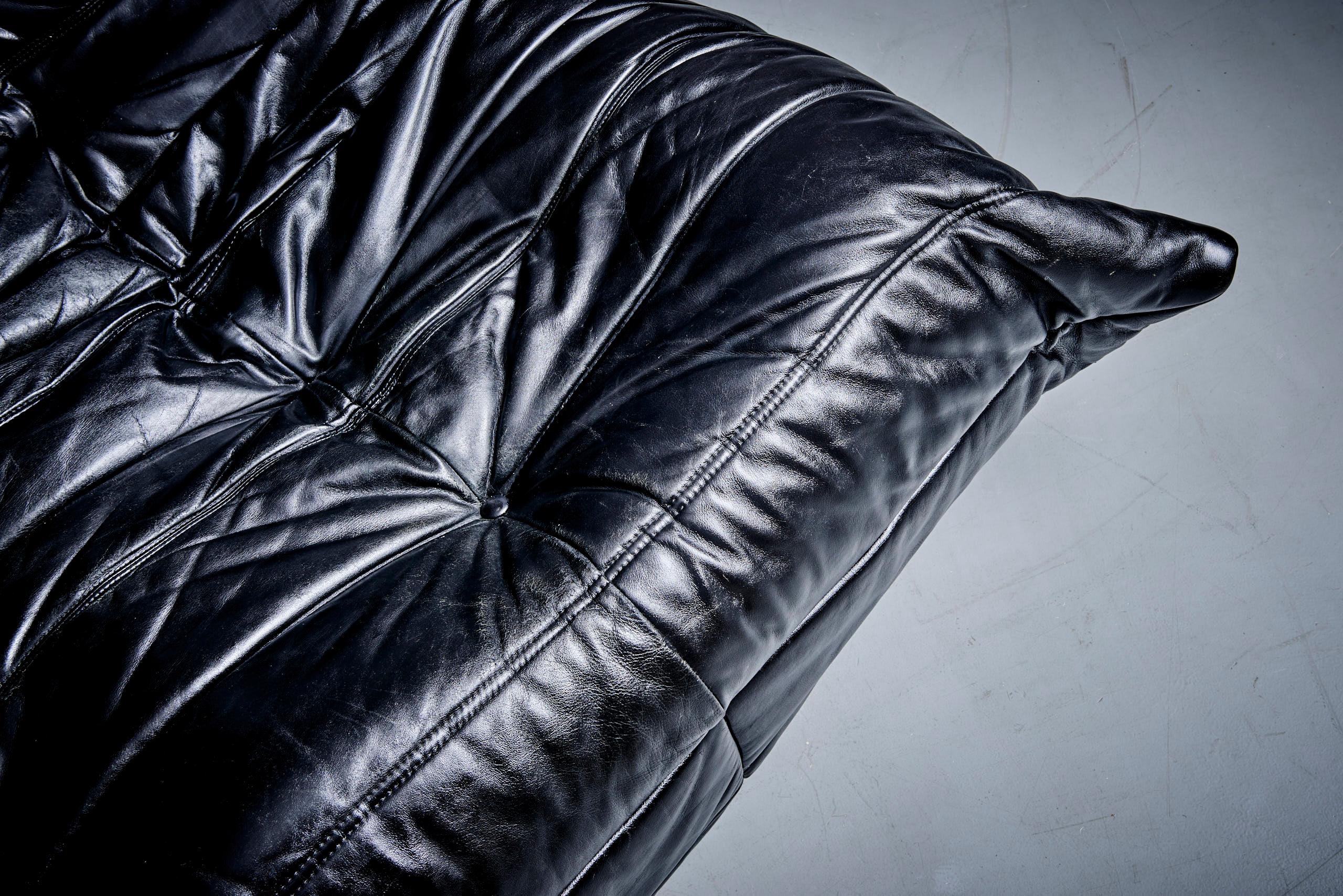 Togo Set of 2-Seater and 3-Seater in black leather designed by Michel Ducaroy In Good Condition In Berlin, DE