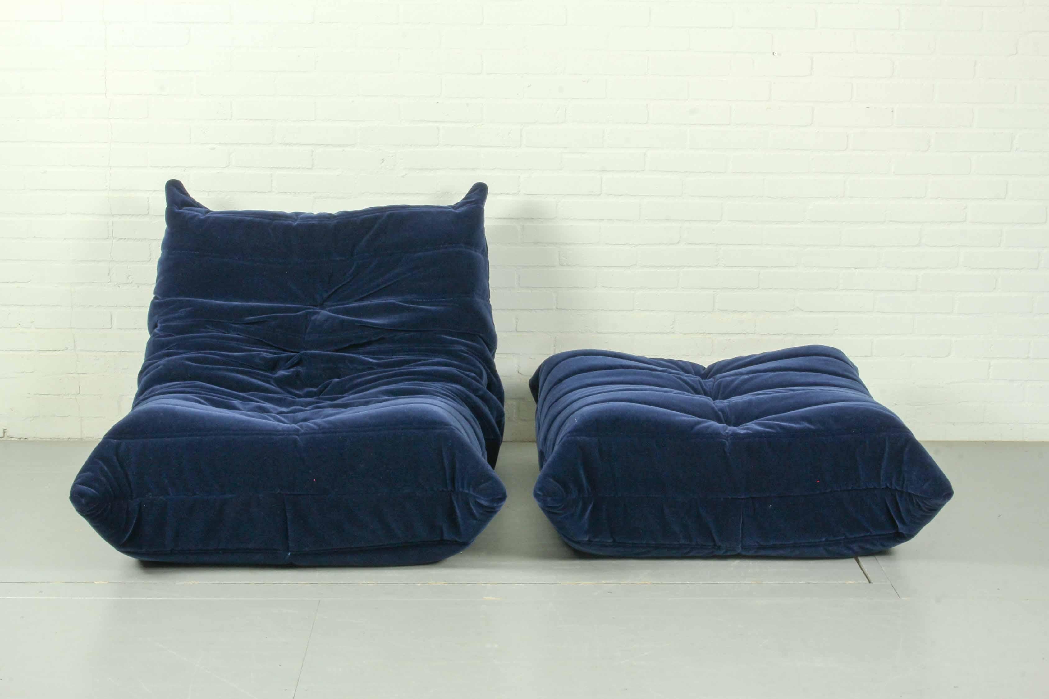 Togo Set of Armchair & Ottoman in Beatiful Blue Mohair, Ligne Roset, 1970s In Good Condition In Appeltern, Gelderland