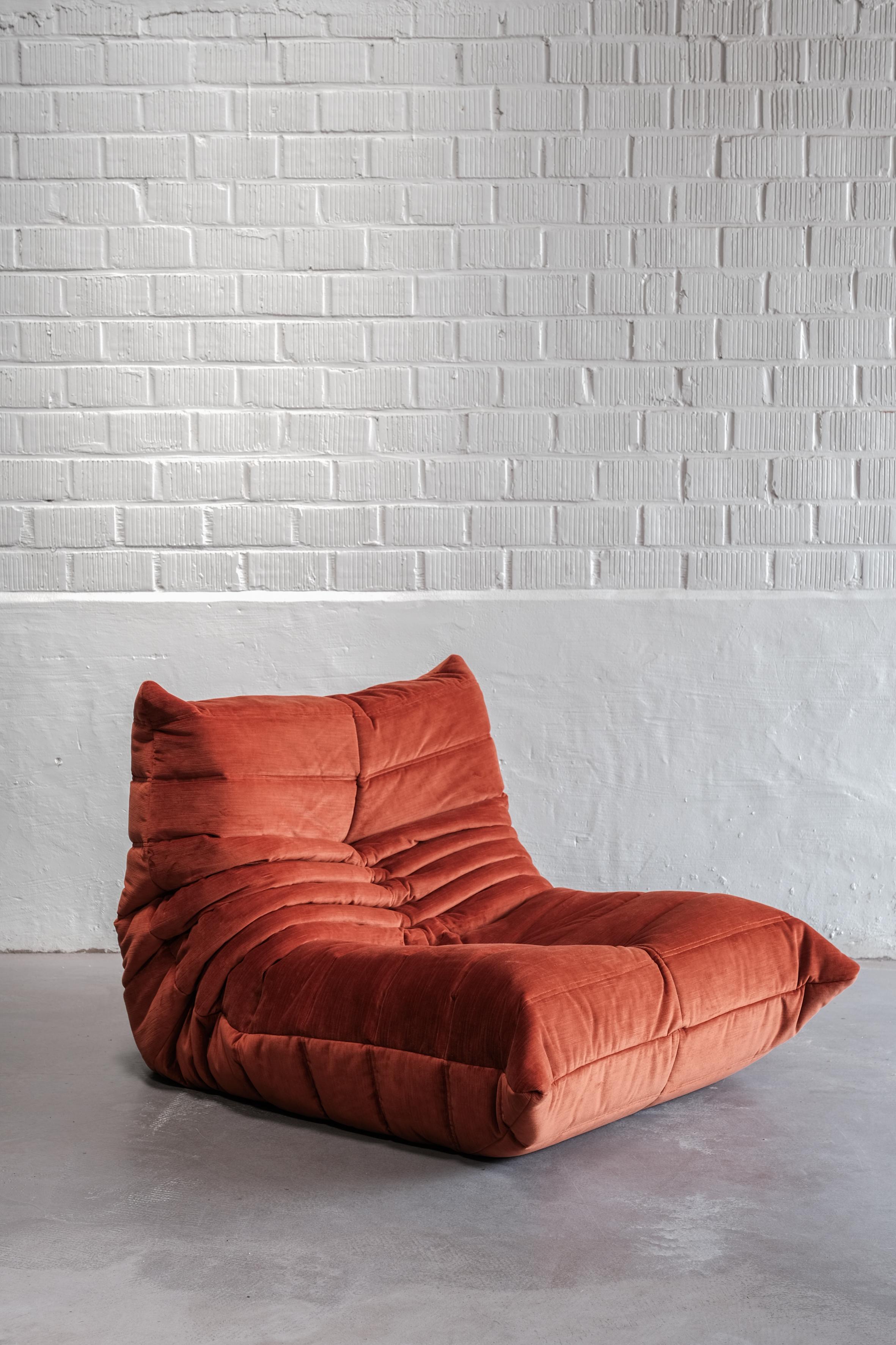 This ligne roset togo 1 seater has been reupholstered with a new orange / rusty high quality velvet. Foam is still original and in good condition. 

 