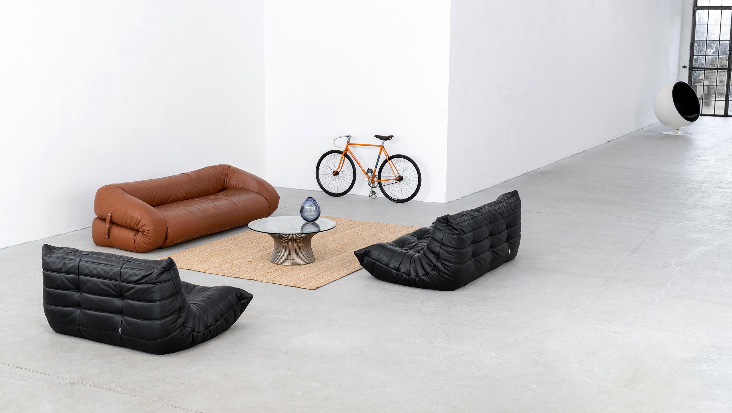 Canapé Togo - Michel Ducaroy 1974 pour Ligne Roset.
Canapé 2 places - fabriqué en France.

Fabriqué par Ligne Roset vers 1990 en France, bel état d'origine en cuir souple noir.
Complètement original, pas un 